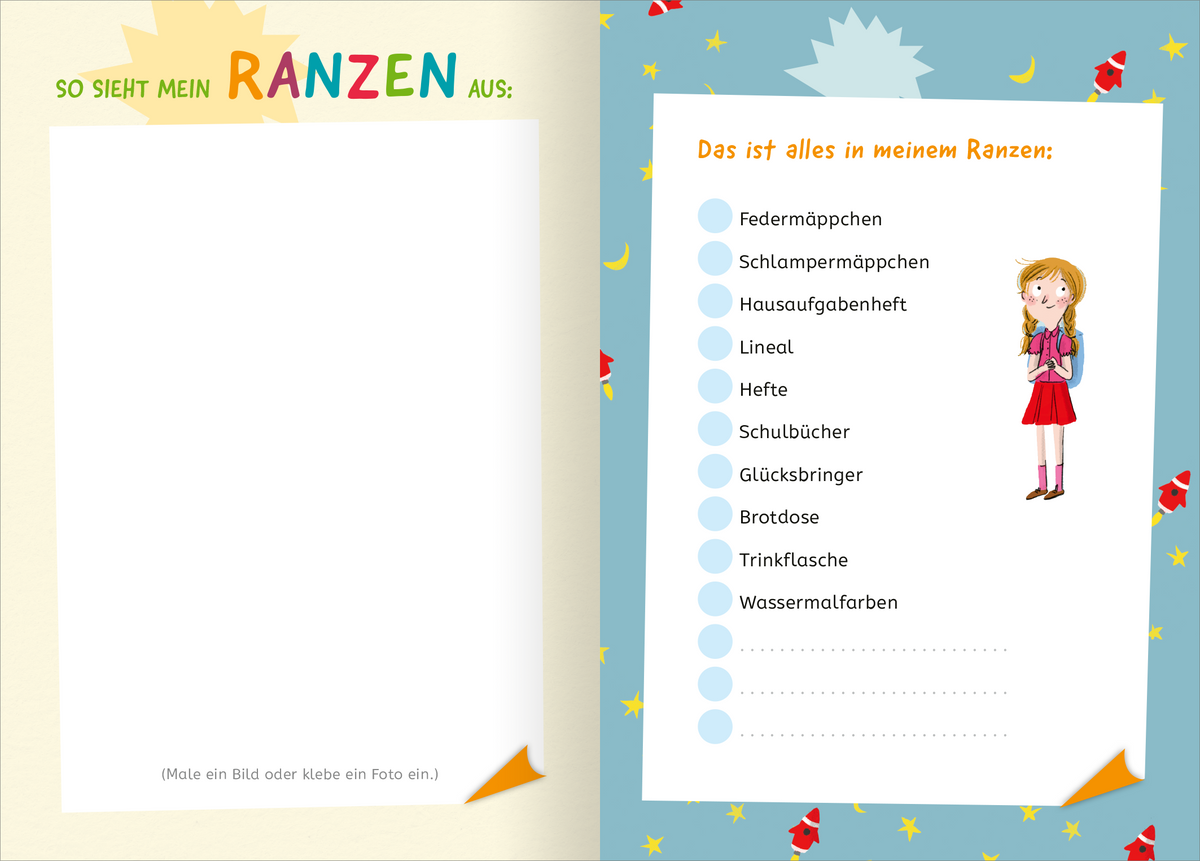 „Gezeigt wird eine Innenansicht von „Mein erster Schultag“. Die linke Seite präsentiert einen leeren Bereich für das Einfügen eines Bildes oder Fotos mit der Überschrift „So sieht mein Ranzen aus“ in bunten Buchstaben. Die rechte Seite ist hellblau mit einer Liste von Schulmaterialien, die mit weißen Kästchen zum Abhaken versehen sind. Am unteren Rand findet sich eine Illustration eines Mädchens mit Rucksack, das in einem roten Rock gekleidet ist. Bunte Sterne und Raketen...