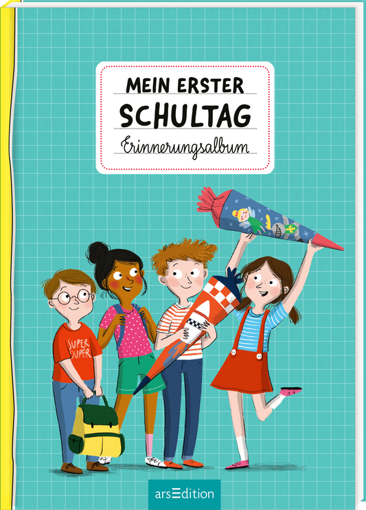 Das Buchcover zeigt vier fröhliche Kinder, die zusammenstehen und den Schulstart feiern. Das zentrale Element ist der Titel „MEIN ERSTER SCHULTAG“ in großer, verspielter Schrift, darüber steht der Untertitel „Erinnerungsalbum“. Die Farben sind kraftvoll und leuchtend, mit einem hellblauen Hintergrund und bunten Akzenten. Die Kinder halten eine Schultüte, die eine fantasievolle Illustration zeigt. Ganz unten mittig steht der Logoschriftzug von arsEdition.