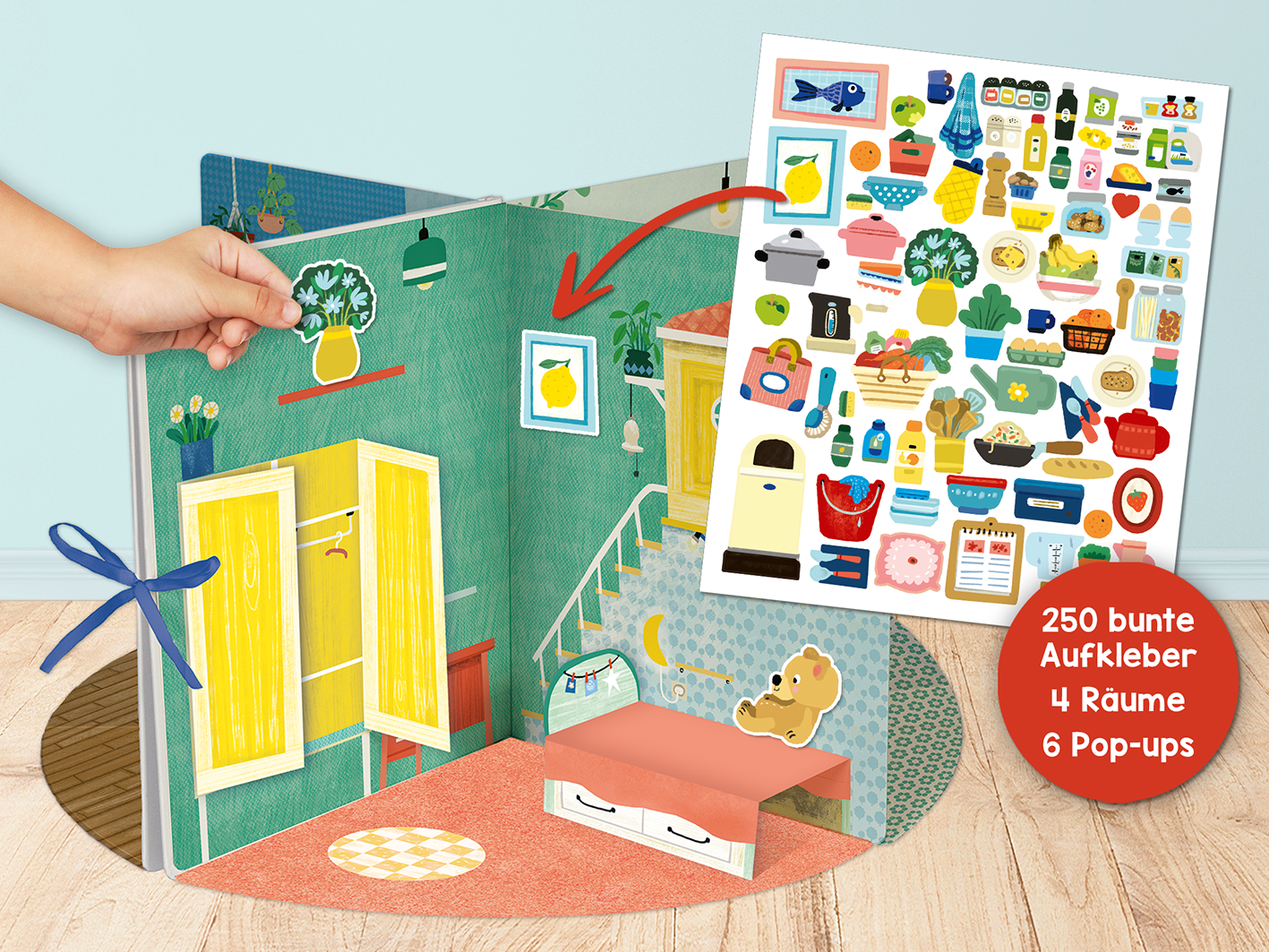 Gezeigt wird eine Innen- oder Zusatzansicht von „Mein großes Sticker-Spielhaus“, wie der Titel aufgeklappt aussieht. Man sieht, dass das Buch aufgestellt werden kann, so dass 4 dreidimensionale Räume entstehen. Der Raum auf der Ansicht zeigt ein Schlafzimmer mit Kleiderschrank, Bett, Treppen und einer Galerie. Das Puppenhaus steht auf einem Holzboden und wird gerade von einer Kinderhand bestickert. Ein Stickerbogen schwebt neben dem Häuschen und ein Pfeil weist darauf hin, dass die...