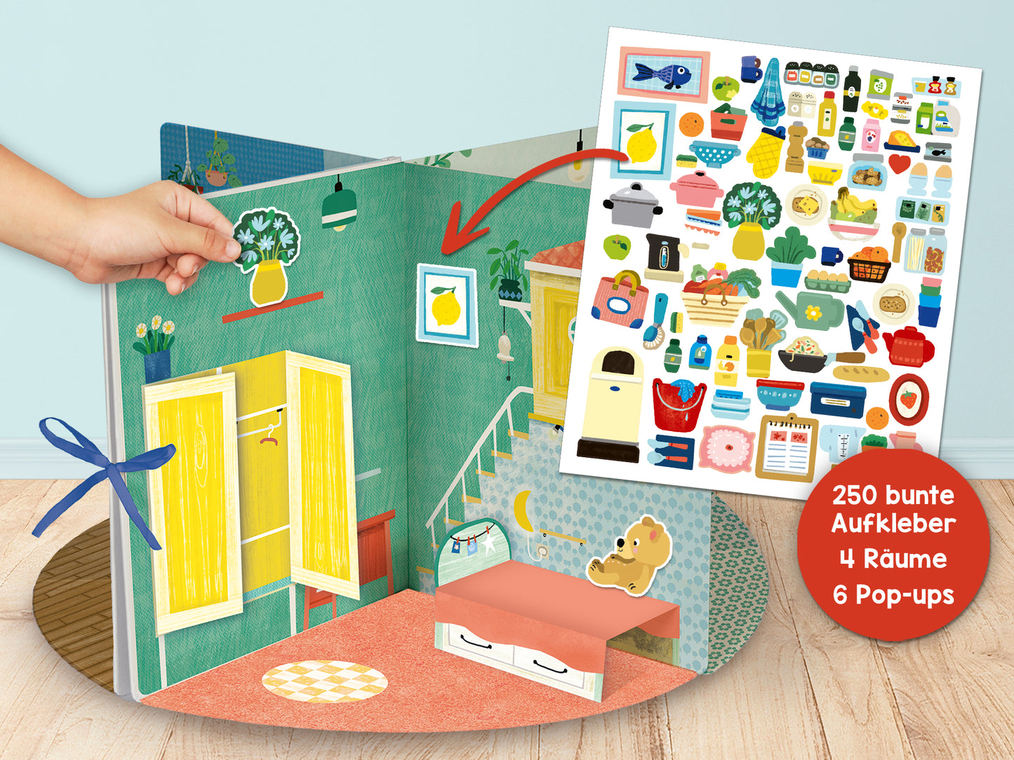 Gezeigt wird eine Innen- oder Zusatzansicht von „Mein großes Sticker-Spielhaus“, wie der Titel aufgeklappt aussieht. Man sieht, dass das Buch aufgestellt werden kann, so dass 4 dreidimensionale Räume entstehen. Der Raum auf der Ansicht zeigt ein Schlafzimmer mit Kleiderschrank, Bett, Treppen und einer Galerie. Das Puppenhaus steht auf einem Holzboden und wird gerade von einer Kinderhand bestickert. Ein Stickerbogen schwebt neben dem Häuschen und ein Pfeil weist darauf hin, dass die...