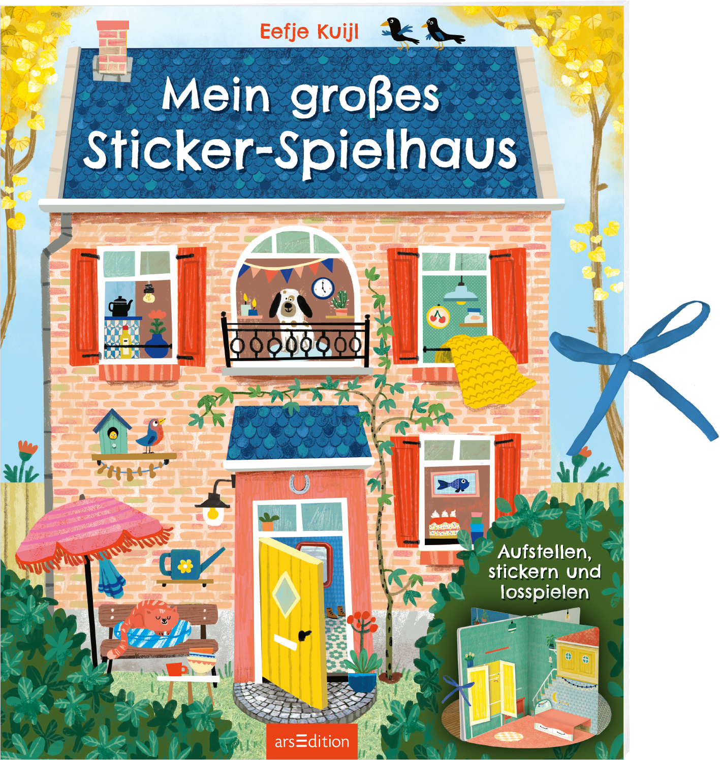 Das Cover zeigt ein fröhliches, buntes Spielhaus in sanften roten und blauen Farbtönen. Die Fassade ist aus roten Ziegeln, ergänzt durch rote Fensterläden und einer gelben Haustür. Auf dem blauen Dach steht der Titel „Mein großes Sticker-Spielhaus“ von Eefje Kuijl in großen, verspielten Buchstaben. Auf der linken Seite sieht man einen Hund und verschiedene dekorative Elemente. Ganz unten mittig steht der Logoschriftzug von arsEdition. Unten recht sieht man, wie das Haus aufgeklappt...