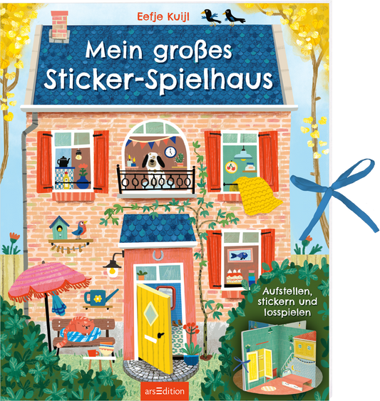 Das Cover zeigt ein fröhliches, buntes Spielhaus in sanften roten und blauen Farbtönen. Die Fassade ist aus roten Ziegeln, ergänzt durch rote Fensterläden und einer gelben Haustür. Auf dem blauen Dach steht der Titel „Mein großes Sticker-Spielhaus“ von Eefje Kuijl in großen, verspielten Buchstaben. Auf der linken Seite sieht man einen Hund und verschiedene dekorative Elemente. Ganz unten mittig steht der Logoschriftzug von arsEdition. Unten recht sieht man, wie das Haus aufgeklappt...