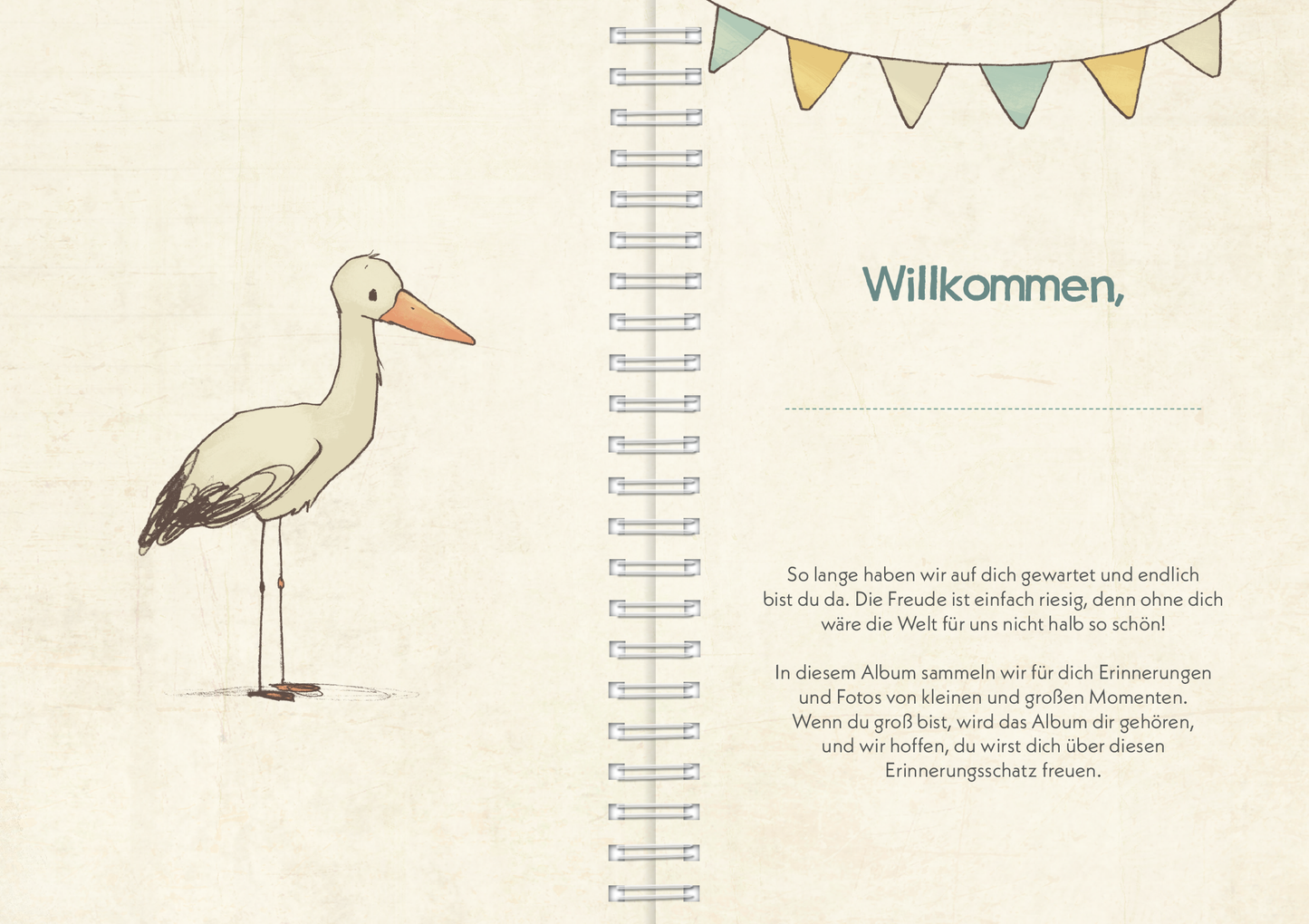 Gezeigt wird eine Innenansicht von „Dein Leben, deine Geschichte“. Die Seite ist sanft in einem cremefarbenen Hintergrund gehalten und zeigt links eine stilisierte Zeichnung eines Storks, der aufrecht steht und einen leicht gebogenen Hals hat. Über dem Storch hängt eine Wimpelkette in zarten Farben. Auf der rechten Seite befindet sich die Begrüßung „Willkommen,“ in einer verspielten, handschriftlichen Typografie. Darunter steht ein Text in klarer, gut lesbarer Schrift, der...