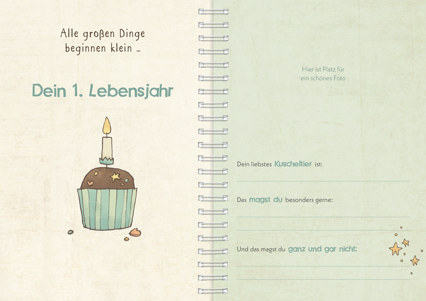 Gezeigt wird eine Innenansicht von „Dein Leben, deine Geschichte“. Die Seite ist sanft mintgrün mit einer strukturierten Textur. Oben steht in einer verspielten Schrift „Alle großen Dinge beginnen klein –“. Darunter ist der Abschnitt „Dein 1. Lebensjahr“ in hellblauer, auffälliger Schrift. Ein gezeichneter Cupcake mit einer Kerze und kleinen Sternen links von der Seite dekoriert. Auf der rechten Seite sind drei Felder zum Ausfüllen, um persönliche Informationen festzuhalten.