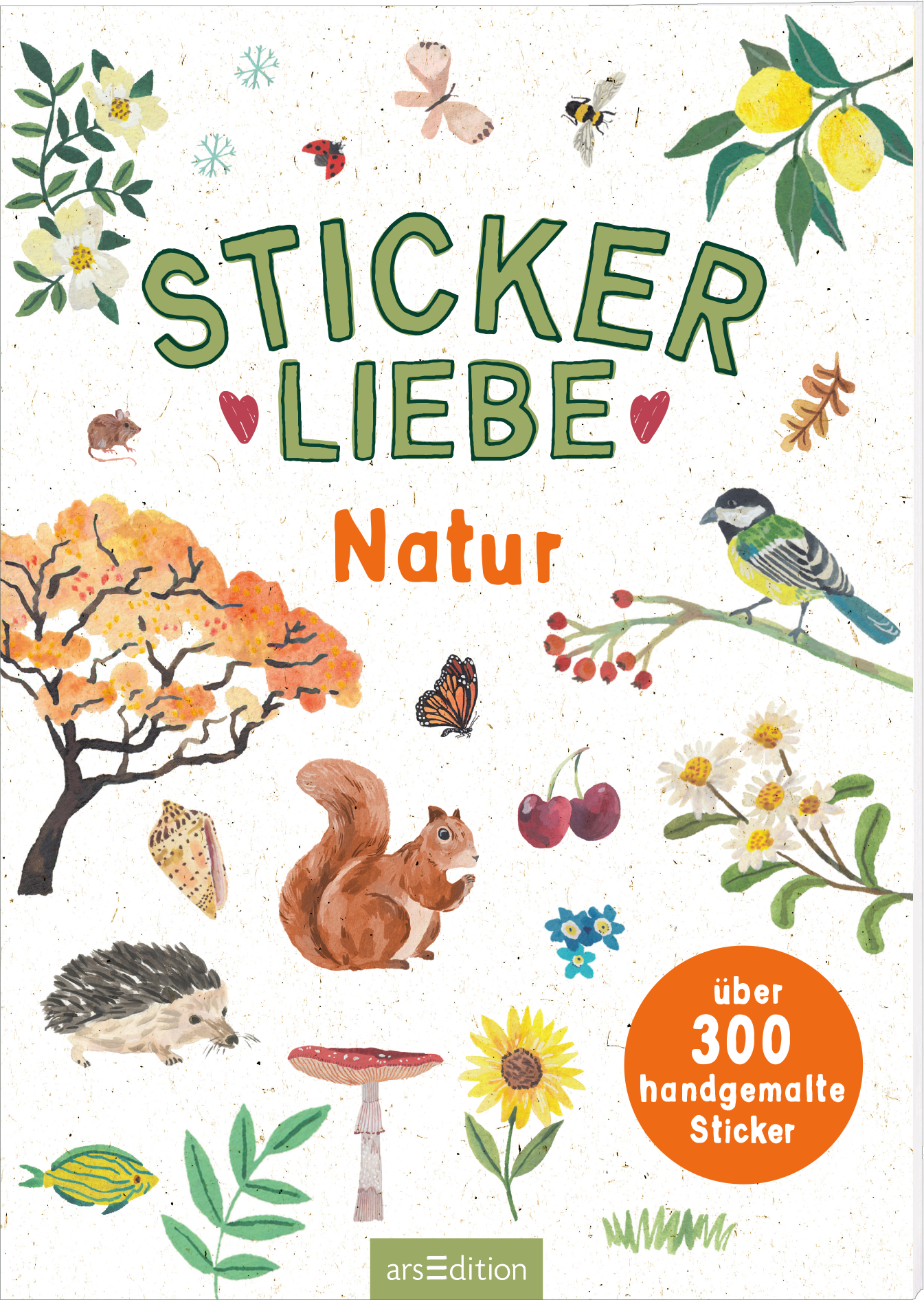 Auf dem Buchcover ist in großen, grünen Buchstaben der Titel „STICKER LIEBE“ zu sehen, darunter in orange das Wort „Natur“. Umrahmt wird der Text von liebevoll illustrierten Naturmotiven wie Bäumen, Tieren und Pflanzen, darunter ein Eichhörnchen und verschiedene Blumen. In der unteren rechten Ecke befindet sich ein runder, orangefarbener Button mit dem Text „über 300 handgemalte Sticker“. Ganz unten mittig steht der Logoschriftzug von arsEdition.