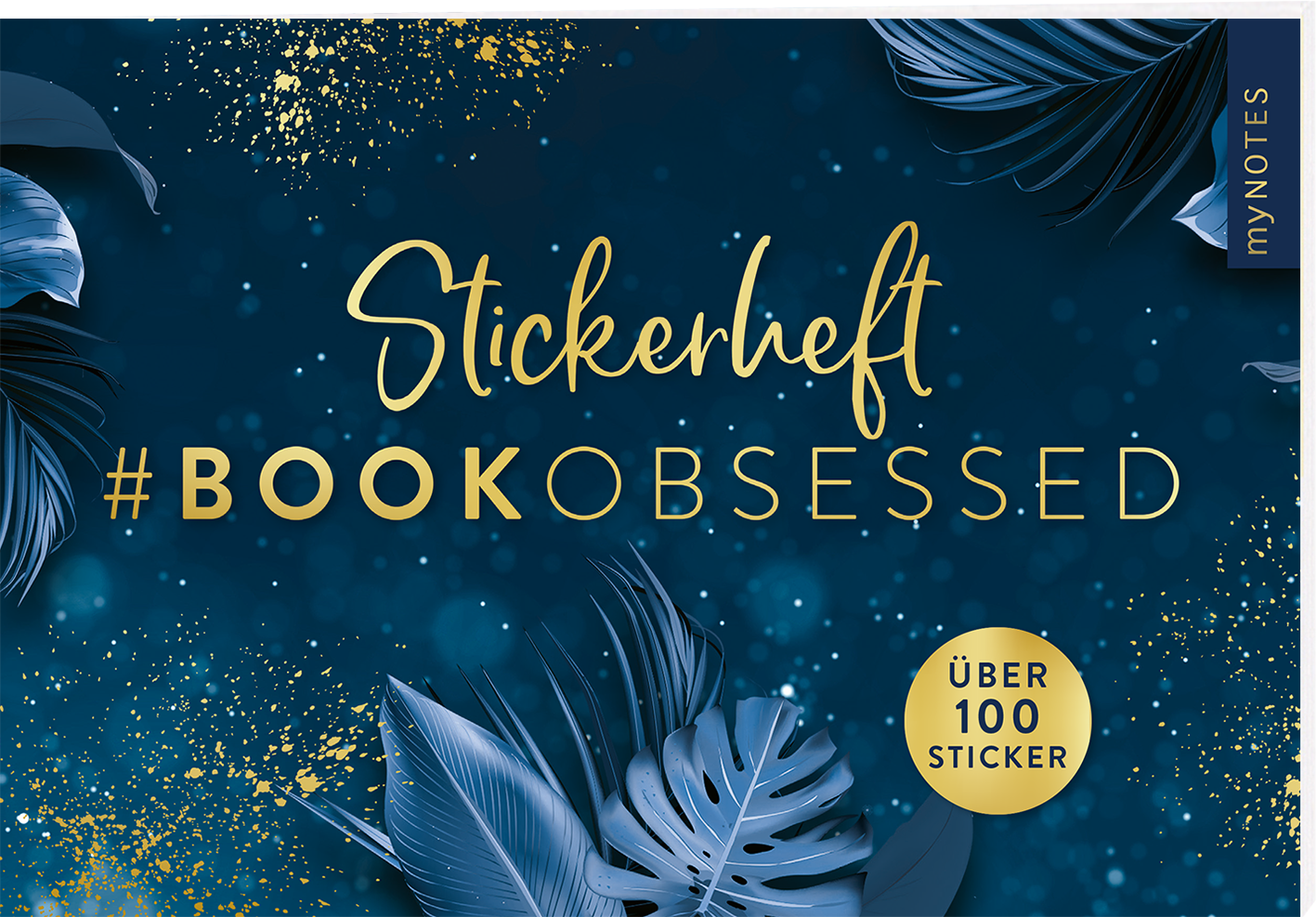 Das Buchcover zeigt einen tiefblauen Hintergrund mit goldenen Glitzerakzenten. Darauf sind tropische Blätter in verschiedenen Grüntönen abgebildet, die dem Design einen frischen Look verleihen. In geschwungener Schrift steht oben „Stickerheft“, während darunter in großem, auffälligem Text „#BOOKOBSESSED“ geschrieben steht. Rechts oben befindet sich der Schriftzug „my NOTES“. In einem gelben Kreis steht der Hinweis „ÜBER 100 STICKER“. Ganz unten mittig steht der...