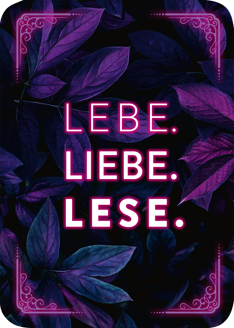 Gezeigt wird eine Innen- oder Zusatzansicht von „myNOTES Papeterie: Kartenbox Romance“. Die Sicht zeigt eine dunkle Hintergrundfarbe, die mit tiefvioletten Blättern gestaltet ist. Im Vordergrund steht in leuchtendem Pink der Text „LEBE. LIEBE. LESE.“ in einer modernen, großzügigen Schriftart. Der Text ist von einem feinen, eleganten Rahmen umgeben, der die romantische und kreative Stimmung der Kartenbox unterstreicht.