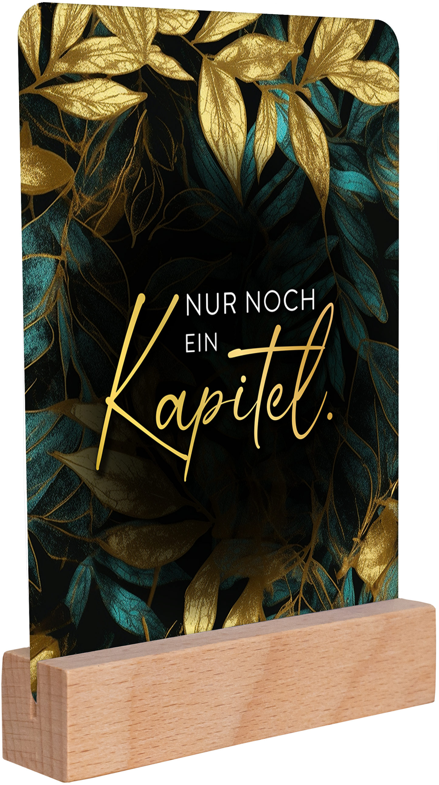 Gezeigt wird eine Innen- oder Zusatzansicht von „myNOTES Papeterie: Kartenbox Romance“. Die Ansicht präsentiert eine elegante Tafel, die mit goldenen und blauen Blättern auf einem tiefschwarzen Hintergrund geschmückt ist. In der Mitte heben sich die Worte „Nur noch ein Kapitel.“ in geschwungener, goldener Schrift hervor. Die Tafel ruht auf einem einfachen Holzständer, der für eine harmonische Gesamtkomposition sorgt und stilvolle Akzente setzt.