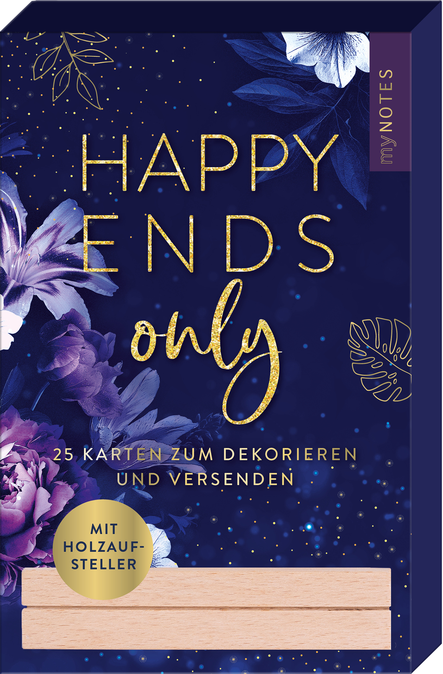 Das Buchcover zeigt einen tiefblauen Hintergrund, der mit schimmernden goldenen Akzenten versehen ist. Im Zentrum steht der Titel „HAPPY ENDS only“ in eleganter, geschwungener Typografie. Um den Titel herum sind stilisierte Blumen in zarten Lila- und Weißtönen angeordnet. Am unteren Rand ist der Hinweis „25 KARTEN ZUM DEKORIEREN UND VERSENDEN“ platziert. Ein kreisförmiger Button in Gold mit der Aufschrift „MIT HOLZAUFSTELLER“ ergänzt die Gestaltung. Ganz unten mittig steht der...