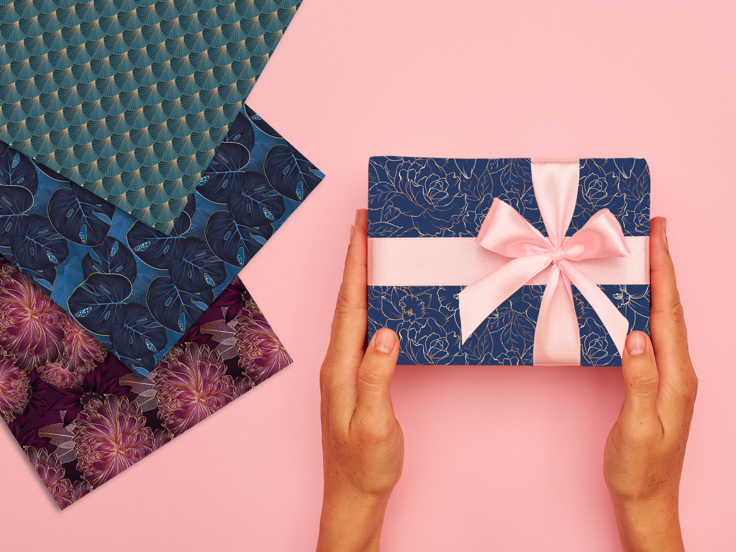 Gezeigt wird eine Innen- oder Zusatzansicht von „myNOTES Papeterie: Geschenkpapier Romance“. Die Ansicht zeigt mehrere Geschenkpapiere in unterschiedlichen Farben und Mustern, darunter ein dunkelblaues Papier mit floralem Muster und eine grüne, genoppte Oberfläche. Im Vordergrund steht ein liebevoll verpacktes Geschenk in Dunkelblau, das mit einer zarten, rosa Schleife versehen ist. Der Hintergrund ist in sanftem Rosa gehalten, was eine harmonische und festliche Stimmung erzeugt.