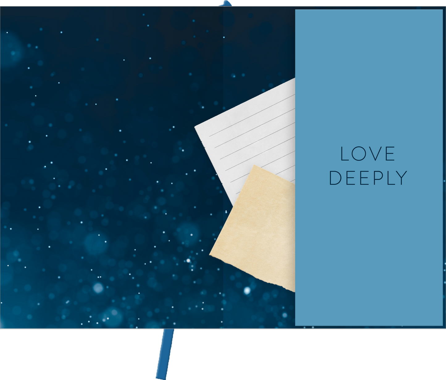 Gezeigt wird eine Innen- oder Zusatzansicht von „myNOTES Papeterie: Notizbuch A5 Romance“. Der Hintergrund ist in einem sanften, dunklen Blau gehalten und zeigt dezente, glitzernde Elemente. Auf der linken Seite befindet sich ein Blatt mit Linien, während auf der rechten Seite ein braunes Papierstück liegt. Die Typografie „LOVE DEEPLY“ ist in einer eleganten, klaren Schrift geschrieben und harmoniert gut mit der Farbgestaltung des Notizbuchs.