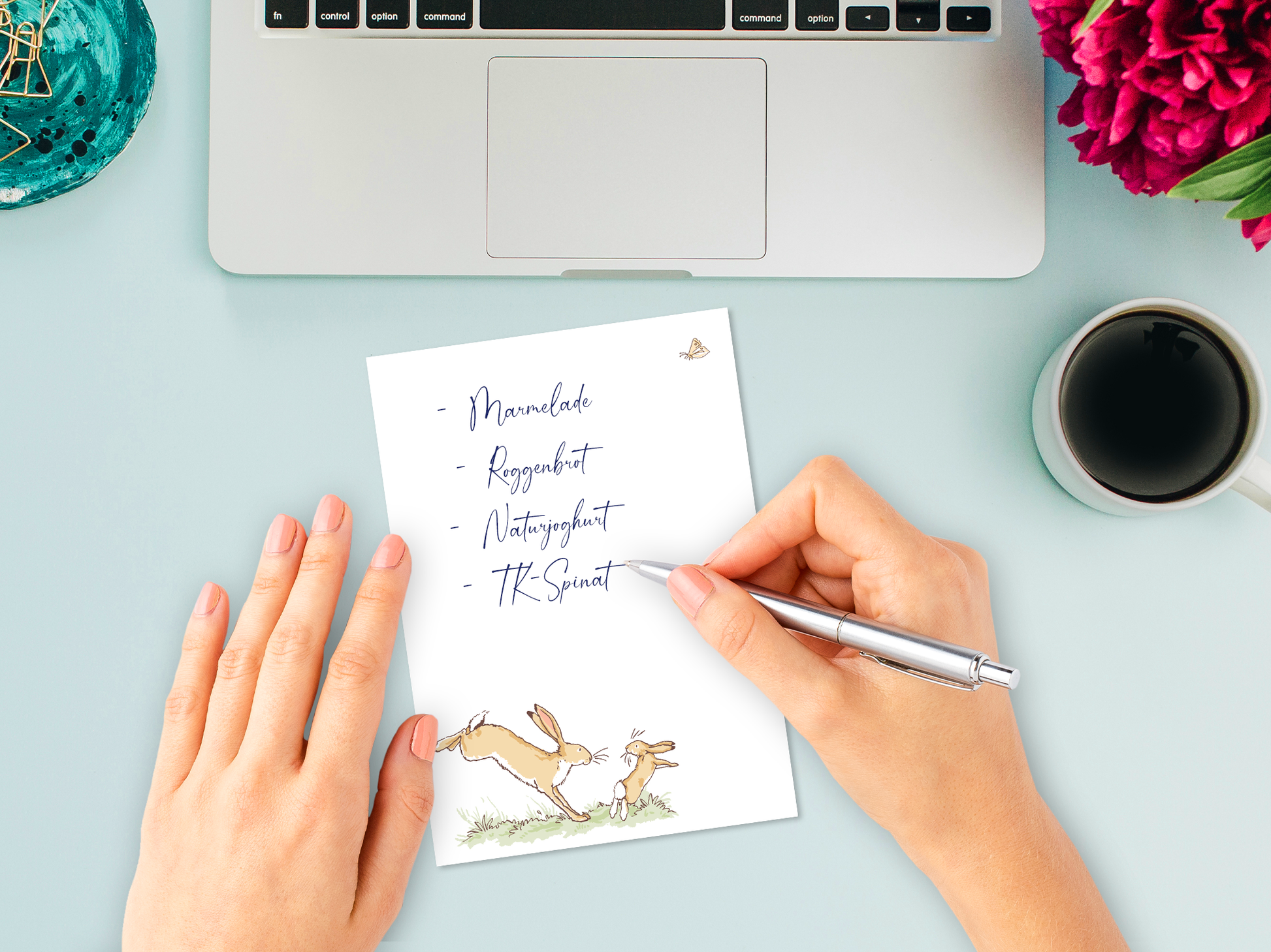 Gezeigt wird eine Innen- oder Zusatzansicht von „myNOTES Papeterie: Weißt du eigentlich, wie lieb ich dich hab? Notizblock“. Der Notizblock ist im Hochformat und zeigt eine sanfte, hellblaue Hintergrundfarbe. Darauf steht die Überschrift in geschwungener, grauer Schrift. Am unteren Rand ist eine niedliche Illustration eines Hasenpaars zu sehen. Die handschriftlichen Notizen sind in dunklerer Schriftfarbe und im Bullet-Point-Format angeordnet.