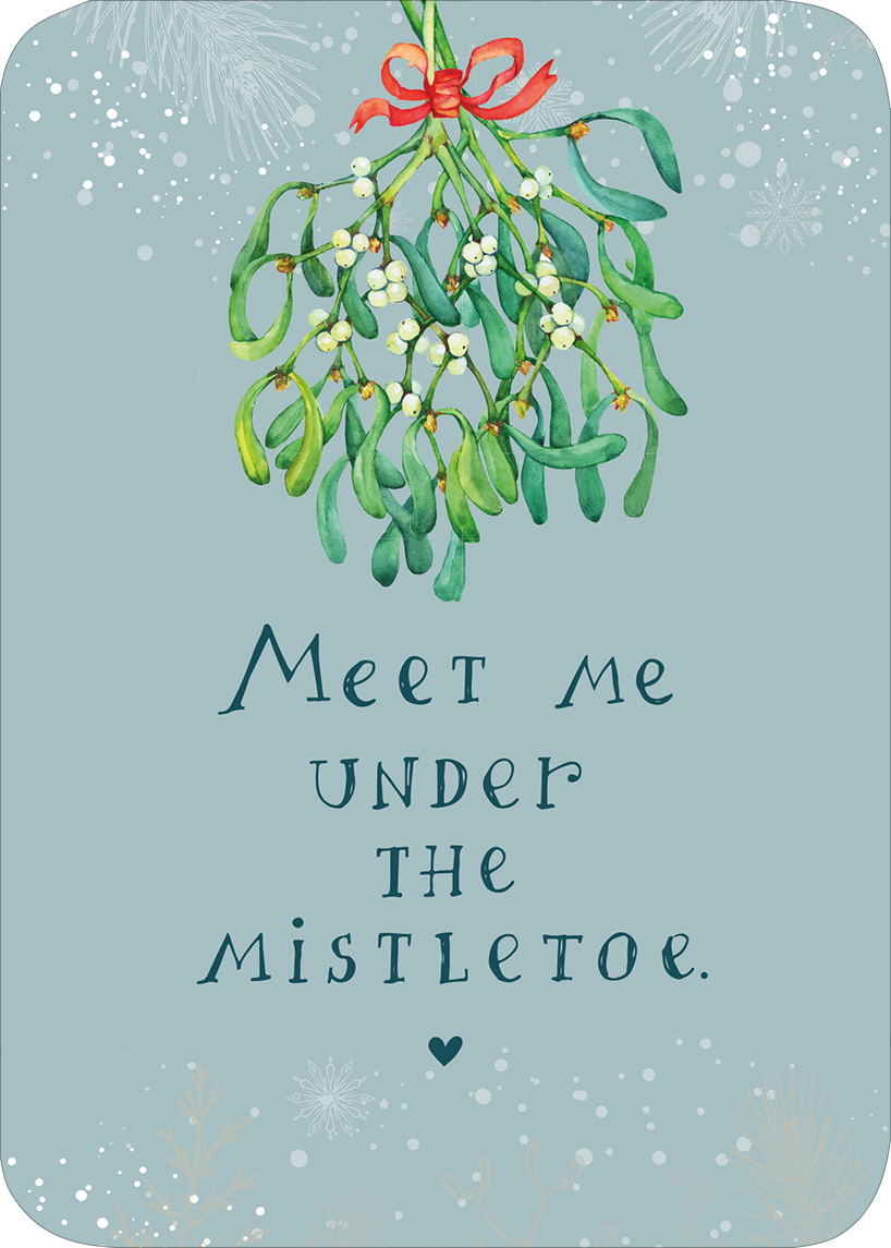 Gezeigt wird eine Innen- oder Zusatzansicht von „Weihnachtspost für dich und mich“. Die Postkarte hat einen zarten, hellblauen Hintergrund und zeigt mistelartige Pflanzen mit grünen Blättern und weißen Beeren. Oben ist eine rote Schleife angebracht. In elegant geschwungener Schrift steht der Text „Meet me under the mistletoe“ in dunklerem Blau, gefolgt von einem kleinen Herzen. Die Gesamtgestaltung vermittelt ein festliches, einladendes Gefühl.