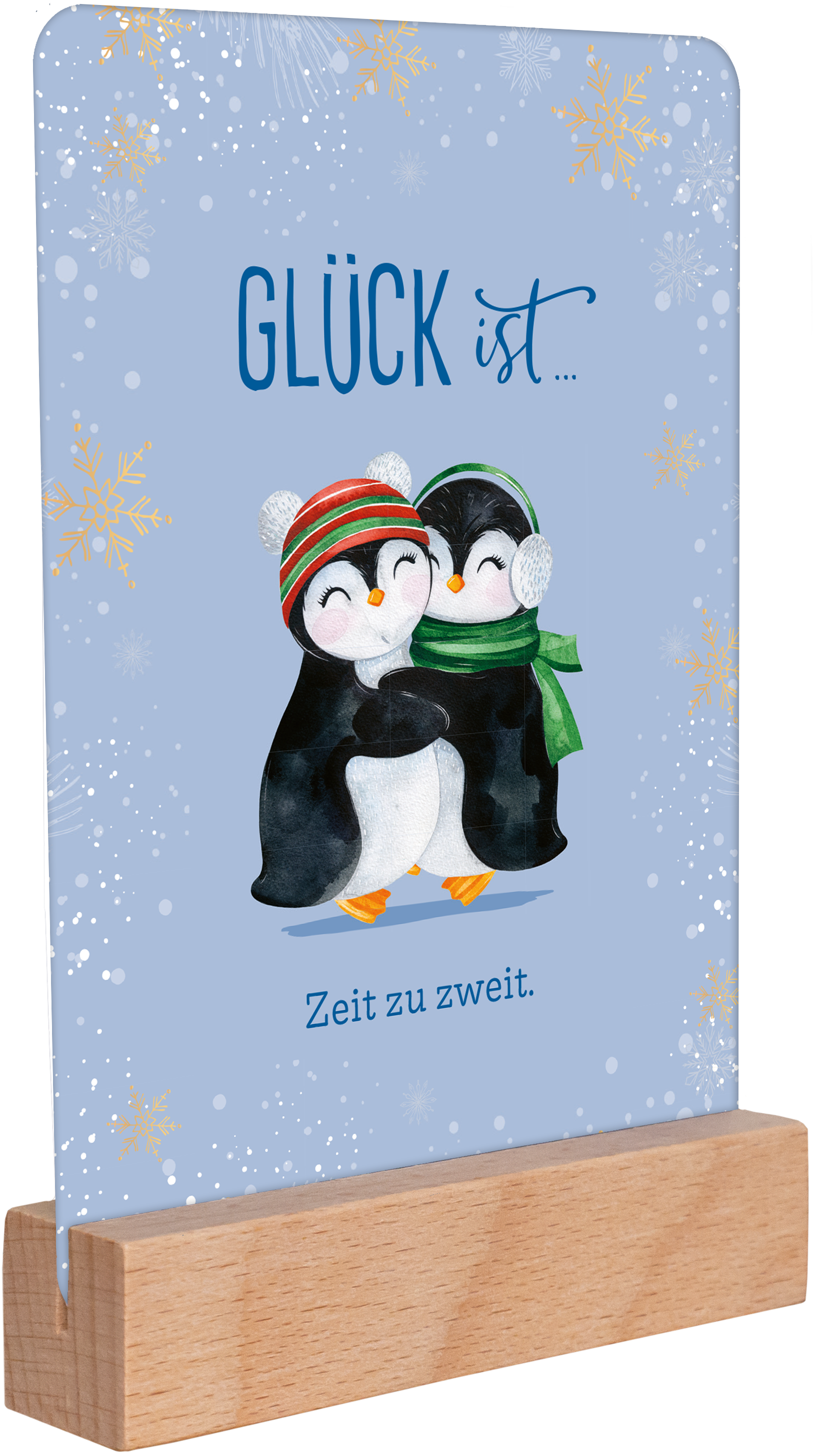 Gezeigt wird eine Innen- oder Zusatzansicht von „Weihnachtspost für dich und mich“. Auf einem hellblauen Hintergrund sind zwei liebevoll illustrierte Pinguine zu sehen, die sich umarmen. Der Text „GLÜCK ist…“ in verspielter Schrift leuchtet in Blau, während der Satz „Zeit zu zweit.“ in einer klaren, gut lesbaren Schrift darunter steht. Der untere Bereich wird von einem naturfarbenen Holzsockel ergänzt, der das Bild harmonisch abrundet. Goldene Schneeflocken verleihen der Szene...