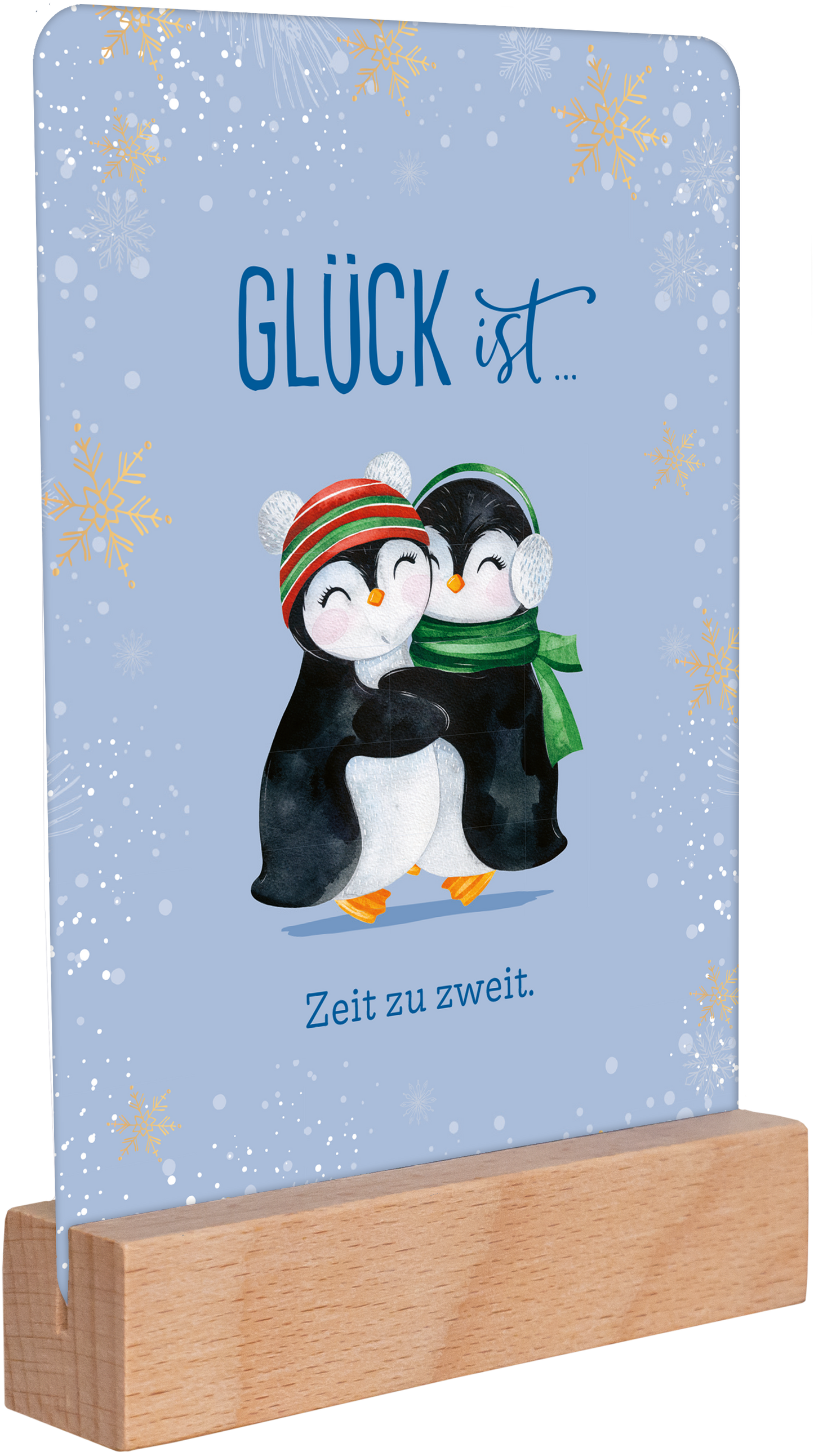 Gezeigt wird eine Innen- oder Zusatzansicht von „Weihnachtspost für dich und mich“. Auf einem hellblauen Hintergrund sind zwei liebevoll illustrierte Pinguine zu sehen, die sich umarmen. Der Text „GLÜCK ist…“ in verspielter Schrift leuchtet in Blau, während der Satz „Zeit zu zweit.“ in einer klaren, gut lesbaren Schrift darunter steht. Der untere Bereich wird von einem naturfarbenen Holzsockel ergänzt, der das Bild harmonisch abrundet. Goldene Schneeflocken verleihen der Szene...