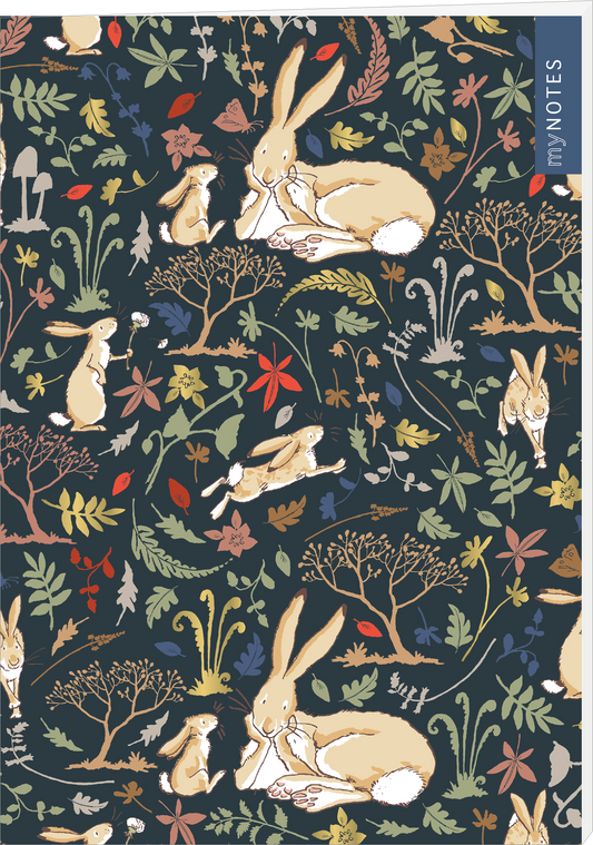 Das Cover zeigt ein verspieltes Muster mit verschiedenen Kaninchen, die sich in unterschiedlichen Posen zwischen farbenfrohen Pflanzen und Bäumen bewegen. Die Farbpalette ist sanft und umfasst dunkle Grüntöne, warme Erdtöne sowie kreative Akzente in Rot, Gelb und Blau. Die Typografie oben rechts ist modern und in weiß gehalten mit der Aufschrift „my NOTES“. Ganz unten mittig steht der Logoschriftzug von arsEdition.