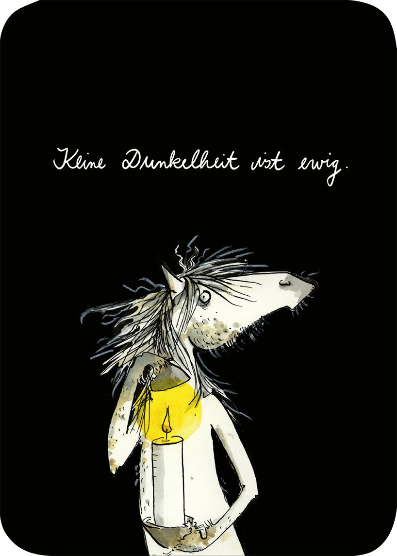 Gezeigt wird eine Innen- oder Zusatzansicht von „Jeden Tag ein Licht für dich“. Die Illustration zeigt ein Tier mit einem menschlichen Körper, das eine leuchtende Kerze in der Hand hält. Der Hintergrund ist schwarz, was einen starken Kontrast zur sanften Farbgebung des Tieres bietet. Die Schrift ist in einer verschnörkelten, handschriftlichen Typografie gehalten und vermittelt eine warme, einladende Botschaft: „Kleine Dunkelheit ist ewig.“
