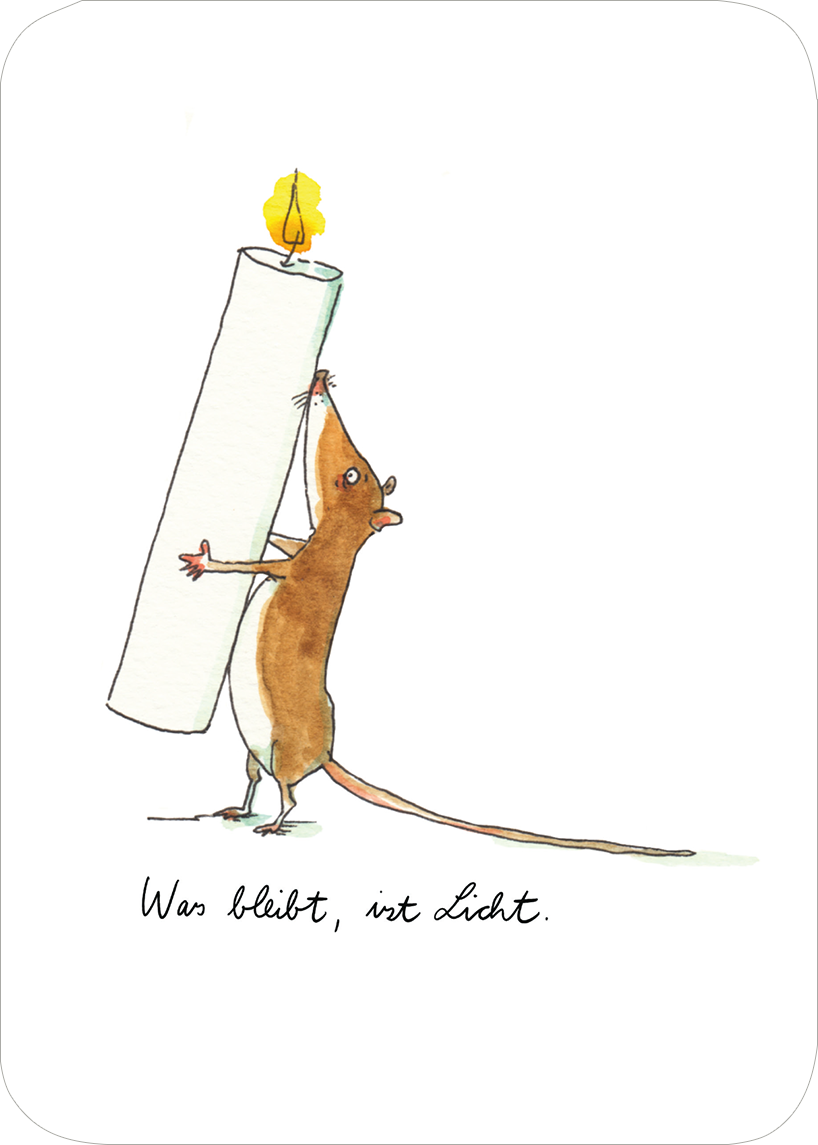 Gezeigt wird eine Innen- oder Zusatzansicht von „Jeden Tag ein Licht für dich“. Die Illustration zeigt eine niedliche Maus, die einen großen, weißen Kerzenstumpf mit einer flackernden Flamme auf dem Kopf balanciert. Das Bild ist in sanften, warmen Farben gehalten, die eine freundliche und einladende Atmosphäre schaffen. Unter der Maus steht in verspielter, handschriftlicher Schrift der Text „Was bleibt, ist Licht“.