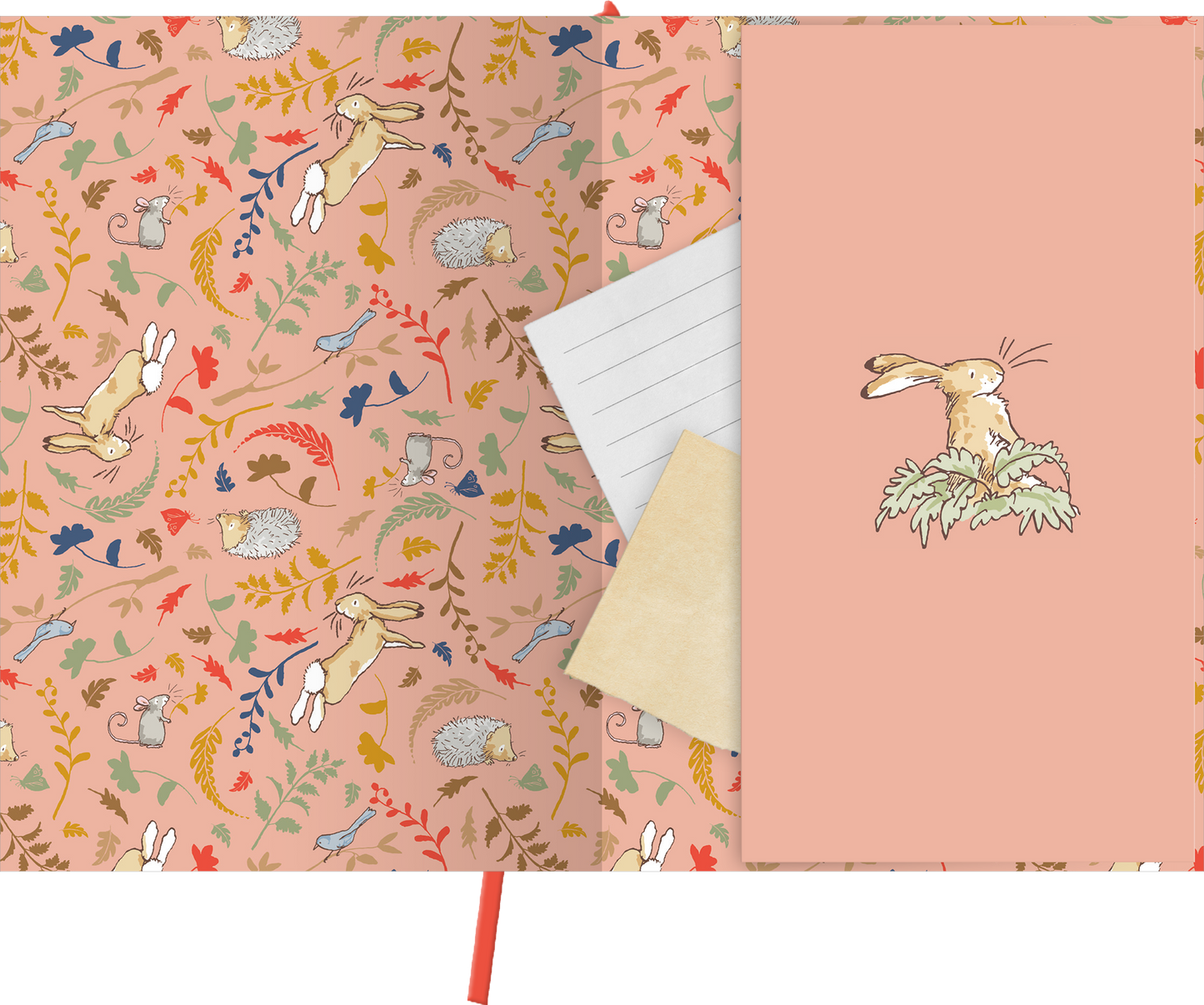 Gezeigt wird eine Innen- oder Zusatzansicht von „myNOTES Papeterie: Weißt du eigentlich, wie lieb ich dich hab? Notizbuch A4“. Der Innenbereich präsentiert ein sanftes, rosafarbenes Muster, durchzogen von bunten, illustrativen Motiven von Tieren und Blättern. Auf der rechten Innenseite ist ein helles, strukturiertes Blatt mit einer feinen Linienführung sichtbar, während eine kleine Illustration eines Hasen in sanften Farben die Ecke ziert. Ein rotes Lesezeichen ergänzt das Design.