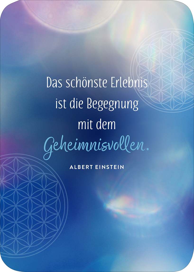 Gezeigt wird eine Innen- oder Zusatzansicht von „Ein Engel für jeden Tag“. Der Hintergrund ist in sanften Blau- und Lilatönen gehalten, die an eine verträumte Atmosphäre erinnern. Der zentral platzierte Text „Das schönste Erlebnis ist die Begegnung mit dem Geheimnisvollen.“ ist in einer eleganten, modernen Serifenschrift in Weiß und Aquablau gestaltet. Darunter steht der Name „ALBERT EINSTEIN“ in einer schlichten, serifenlosen Schrift. Dekorative geometrische Muster runden das...