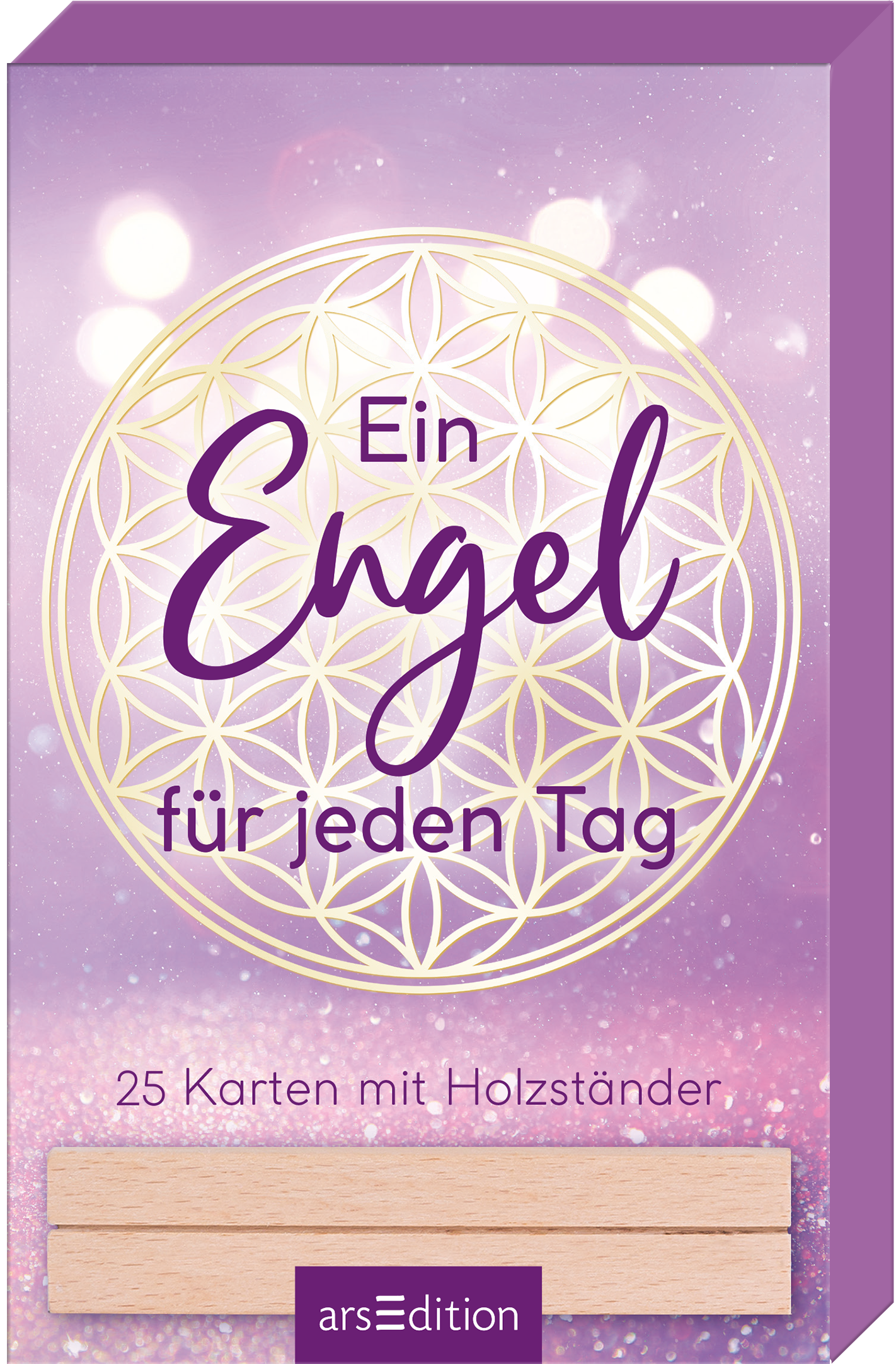 Das Buchcover zeigt einen sanften lila Hintergrund mit einem kreisförmigen, goldenen Muster, das an eine Blume des Lebens erinnert. In einer verspielten, geschwungenen Schrift steht „Ein Engel“ in lila, gefolgt von „für jeden Tag“ in einer klaren, ebenfalls lila Schrift. Ganz unten mittig ist ein Hinweis auf „25 Karten mit Holzständer“ abgebildet. Ganz unten mittig steht der Logoschriftzug von arsEdition.