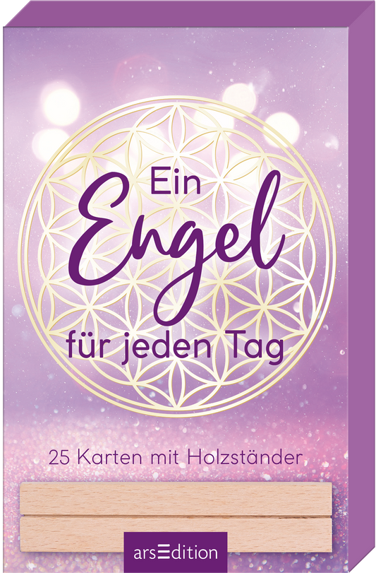 Das Buchcover zeigt einen sanften lila Hintergrund mit einem kreisförmigen, goldenen Muster, das an eine Blume des Lebens erinnert. In einer verspielten, geschwungenen Schrift steht „Ein Engel“ in lila, gefolgt von „für jeden Tag“ in einer klaren, ebenfalls lila Schrift. Ganz unten mittig ist ein Hinweis auf „25 Karten mit Holzständer“ abgebildet. Ganz unten mittig steht der Logoschriftzug von arsEdition.