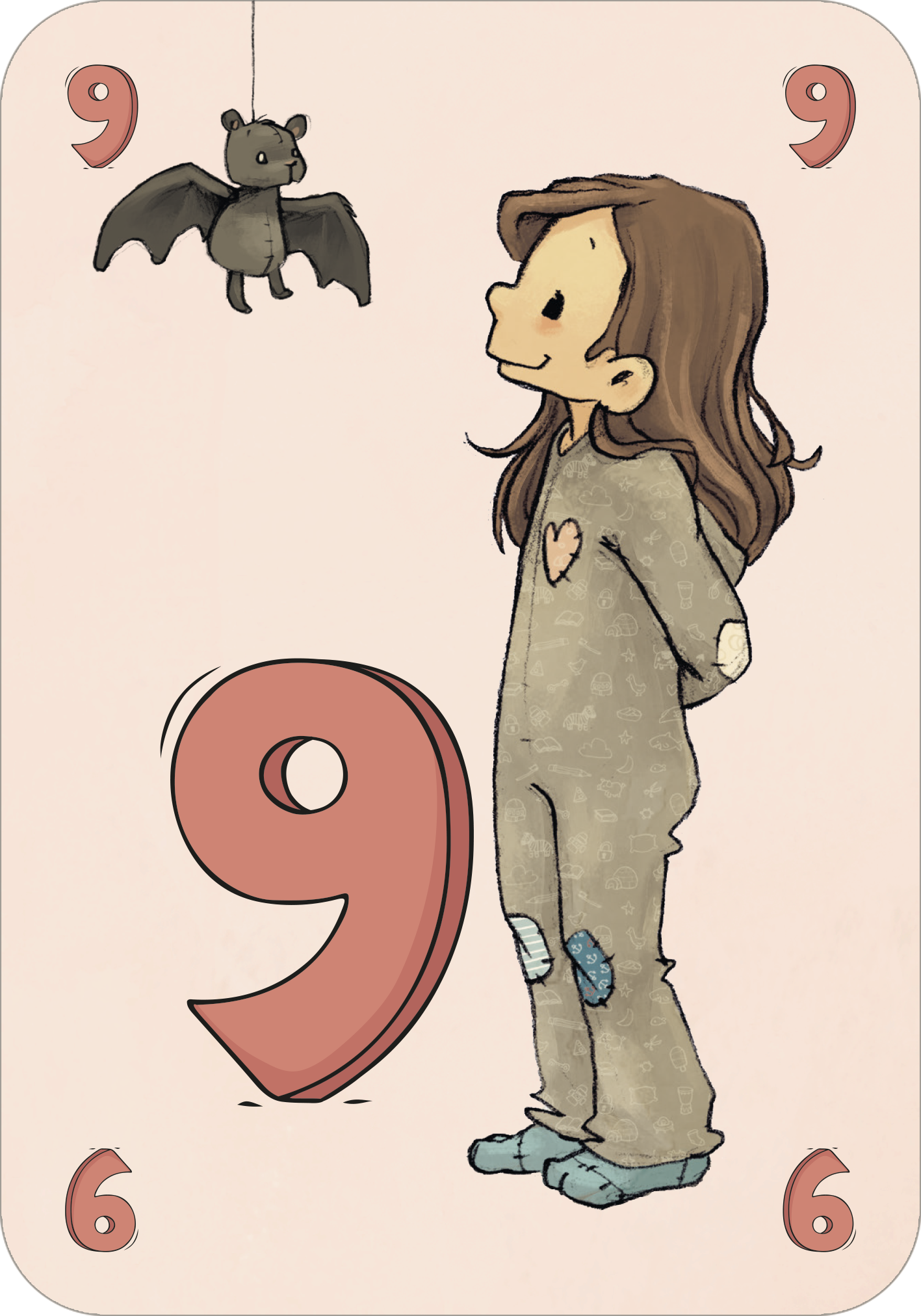 Gezeigt wird eine Innen- oder Zusatzansicht von „Anouk – Mau-Mau“. Die Illustration zeigt ein Mädchen mit langen, braunen Haaren, das in einem grauen Overall mit einem Herz auf der Brust gekleidet ist. Sie steht lächelnd unter einer kleinen, hängenden Fledermaus. Im Hintergrund sind großformatige, rote Zahlen „9“ und „6“ dargestellt, die den Spieler unterstützen. Der beige Hintergrund sorgt für einen sanften Kontrast zu den bunten Elementen.