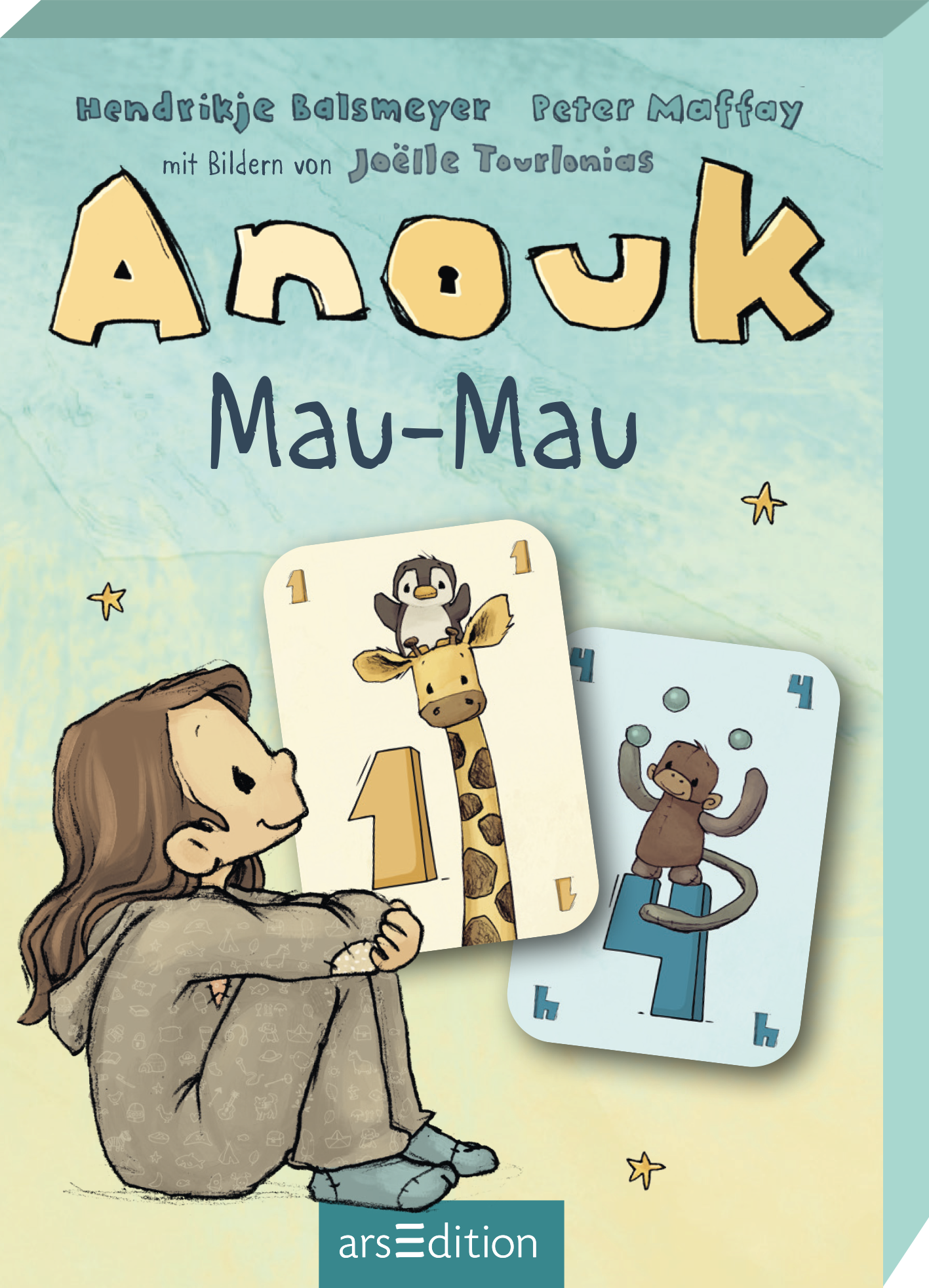 Gezeigt wird die 3D-Vorderseite der Kartenbox „Anouk Mau-Mau“ von Peter Maffay und Hendrikje Balsmeyer. Auf dem Cover sitzt ein Mädchen namens Anouk mit langen, braunen Haaren und etrachtet zwei Spielkarten, die eine Giraffe und einen Affen abbilden. Der Titel „Anouk“ ist in großen, verspielten, gelben Buchstaben platziert, während darunter „Mau-Mau“ in einer lässigen Schrift steht. Der Urheber ist Hendrikje Balsmeyer und Peter Maffay, mit Bildern von Joëlle Tourlonias. Ganz...