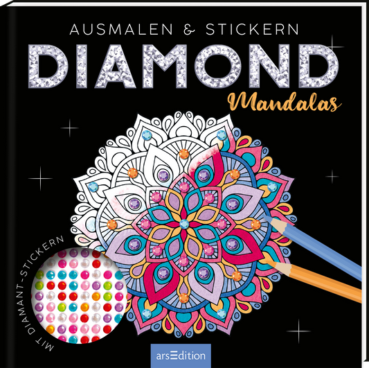 Das Buchcover zeigt ein kunstvolles Mandala in leuchtenden Farben wie Blau, Pink, Gelb und Grün. Es hebt sich vor einem schwarzen Hintergrund ab und strahlt eine kreative Atmosphäre aus. Der Titel „DIAMOND Mandalas“ ist in großen, glitzernden Buchstaben platziert, während der Untertitel „Ausmalen & Stickern“ in Weiß darüber steht. Links unten ist eine bunte Auswahl an Diamant-Stickern abgebildet. Ganz unten mittig steht der Logoschriftzug von arsEdition.