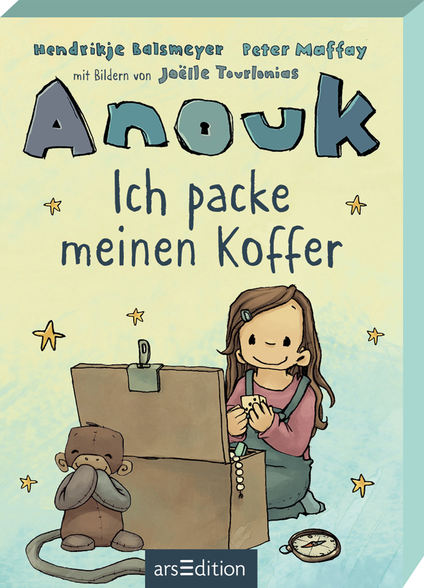 Das Buchcover zeigt eine sanfte, pastellfarbene Hintergrundgestaltung in Türkis. Im Mittelpunkt steht ein cartoonartiges Mädchen, das an einem Koffer sitzt, während ihr Teddybär neben ihr Platz genommen hat. Über dem Bild prangt der Titel „Anouk“ in einer verspielten, handgeschriebenen Schriftart. Darunter befindet sich der Untertitel „Ich packe meinen Koffer“ in klarer, einfacher Typografie. Ganz oben links sind die Namen der Autoren Hendrikje Balsmeyer und Peter Maffay sowie der...