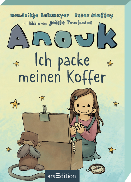 Das Buchcover zeigt eine sanfte, pastellfarbene Hintergrundgestaltung in Türkis. Im Mittelpunkt steht ein cartoonartiges Mädchen, das an einem Koffer sitzt, während ihr Teddybär neben ihr Platz genommen hat. Über dem Bild prangt der Titel „Anouk“ in einer verspielten, handgeschriebenen Schriftart. Darunter befindet sich der Untertitel „Ich packe meinen Koffer“ in klarer, einfacher Typografie. Ganz oben links sind die Namen der Autoren Hendrikje Balsmeyer und Peter Maffay sowie der...