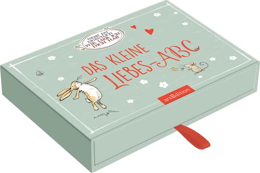 Das Cover zeigt eine sanfte, mintgrüne Farbfläche mit verspielten Illustrationen von einem Kaninchen und einer Maus, die in einer liebevollen Pose dargestellt sind. Oben ist in einer kindlichen, roten Schrift „DAS KLEINE LIEBES-ABC“ platziert. Darüber befindet sich ein ovales, weißes Banner mit dem Text „WIE VIEL DA DRIN IST, WEISST DU JA!“. Ganz unten mittig steht der Logoschriftzug von arsEdition.