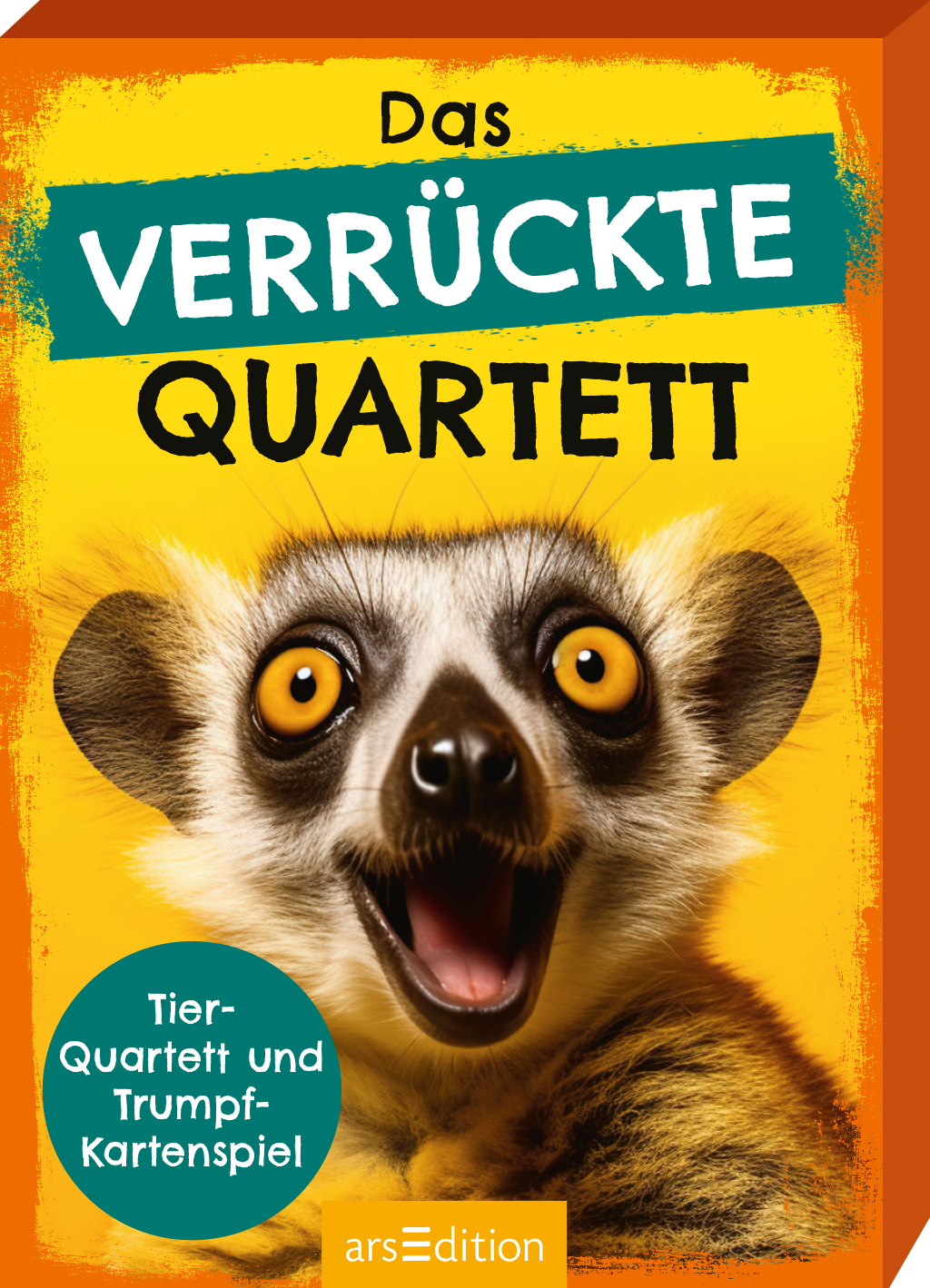 Das Buchcover zeigt ein leuchtend gelbes Hintergrunddesign, das eine fröhliche und lebendige Atmosphäre vermittelt. Im Vordergrund lächelt ein lustiger Ringelschwanzmaki mit großen, runden Augen. Über dem Tier steht in kräftigem Türkis der Titel „Das VERrückte QUARTETT“ in markanter, schwarz gefärbter Typografie. Unten links ist ein blauer Button mit dem Text „Tier-Quartett und Trumpf-Kartenspiel“ zu sehen. Ganz unten mittig steht der Logoschriftzug von arsEdition.