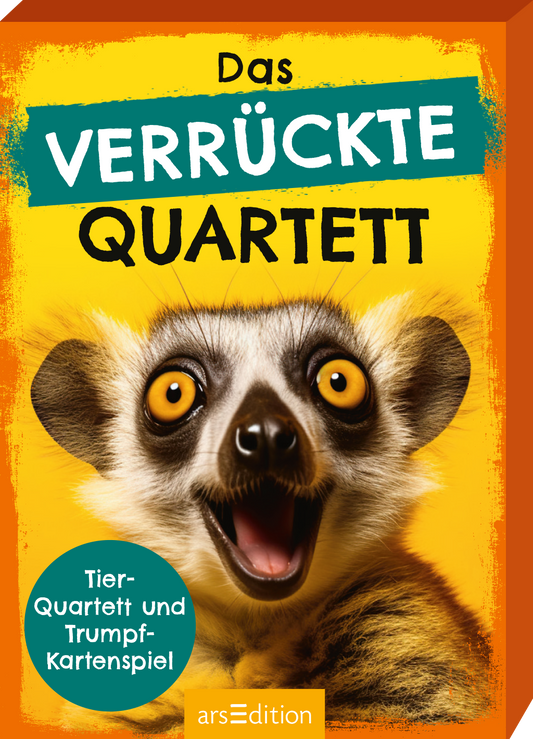 Das Buchcover zeigt ein leuchtend gelbes Hintergrunddesign, das eine fröhliche und lebendige Atmosphäre vermittelt. Im Vordergrund lächelt ein lustiger Ringelschwanzmaki mit großen, runden Augen. Über dem Tier steht in kräftigem Türkis der Titel „Das VERrückte QUARTETT“ in markanter, schwarz gefärbter Typografie. Unten links ist ein blauer Button mit dem Text „Tier-Quartett und Trumpf-Kartenspiel“ zu sehen. Ganz unten mittig steht der Logoschriftzug von arsEdition.