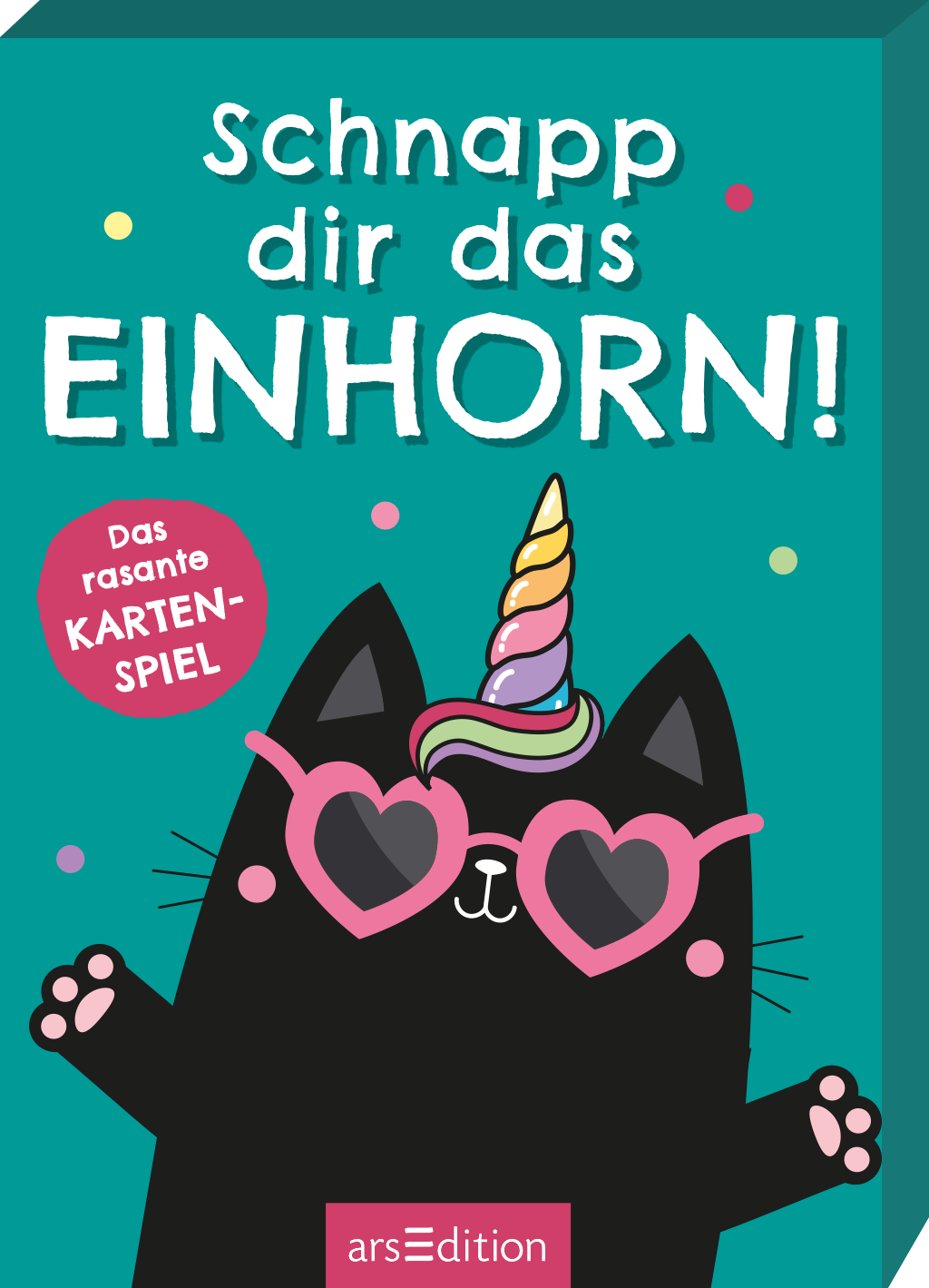 Auf dem Buchcover „Schnapp dir das EINHORN!“ ist eine schwarze Katze mit herzförmigen Sonnenbrillen zu sehen, die einen bunten Einhorn-Horn trägt. Der Hintergrund ist in einem leuchtenden Türkis gehalten, während bunte Punkte das Design auflockern. Der Titel ist in großen, weißen Buchstaben geschrieben, und darunter steht „Das rasante KARTEN-SPIEL!“ in einem runden, roten Feld. Das Cover vermittelt eine fröhliche und verspielte Atmosphäre. Ganz unten mittig steht der...