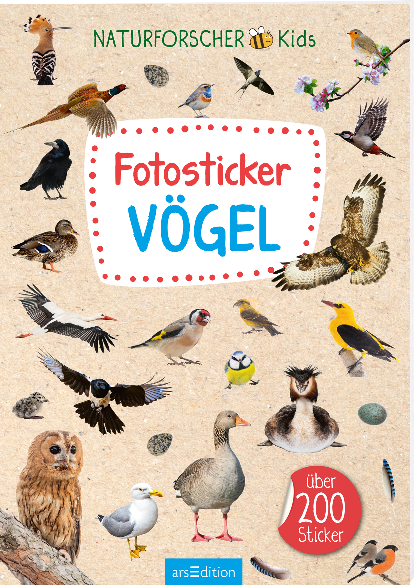 Das Buchcover zeigt eine kreative Anordnung von verschiedenen Vogelabbildungen in lebendigen Farben auf einem strukturierten, hellen Hintergrund. In der Mitte steht der Titel „Fotosticker VÖGEL“ in fröhlichem Rot und Blau, umrahmt von einem gepunkteten Rahmen. Oben links befindet sich der Schriftzug „NATURFORSCHER Kids“. Am unteren Rand sind die Worte „über 200 Sticker“ in kleinerer Schrift platziert. Ganz unten mittig steht der Logoschriftzug von arsEdition.