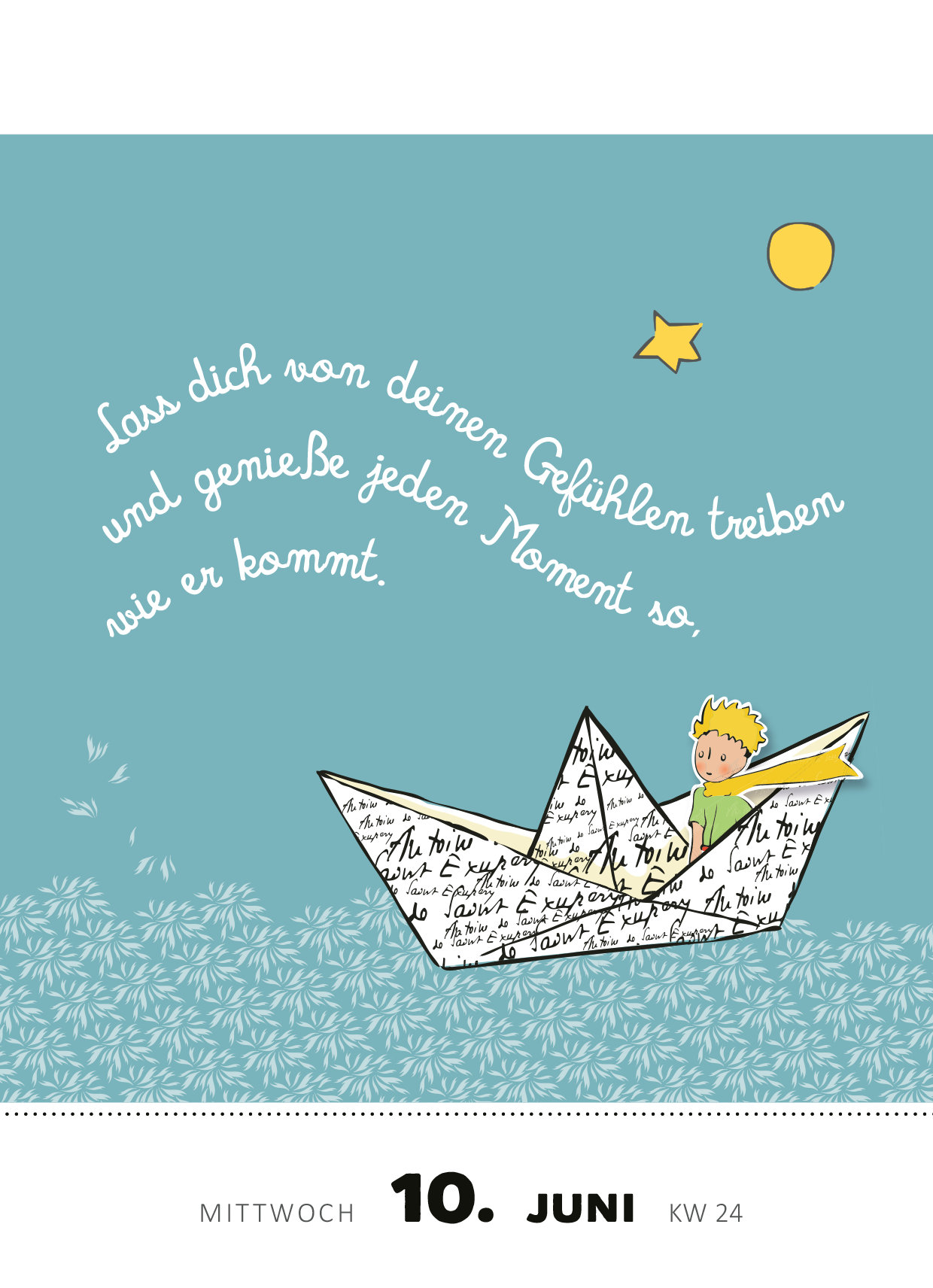 Gezeigt wird eine Innen- oder Zusatzansicht von „Abreißkalender Man sieht nur mit dem Herzen gut ... 2026“. Die Seite präsentiert einen hellblauen Hintergrund, auf dem ein offenes Zitat in geschwungener, weißer Schrift steht. Darunter ist ein Kind in einem Boot aus Papier abgebildet, das mit handgeschriebenem Text dekoriert ist. Über dem Kind leuchten eine gelbe Sonne und ein gelber Stern. Die Datumsangabe „10. Juni“ und der Hinweis auf die Kalenderwoche sind klar und in schwarzer...