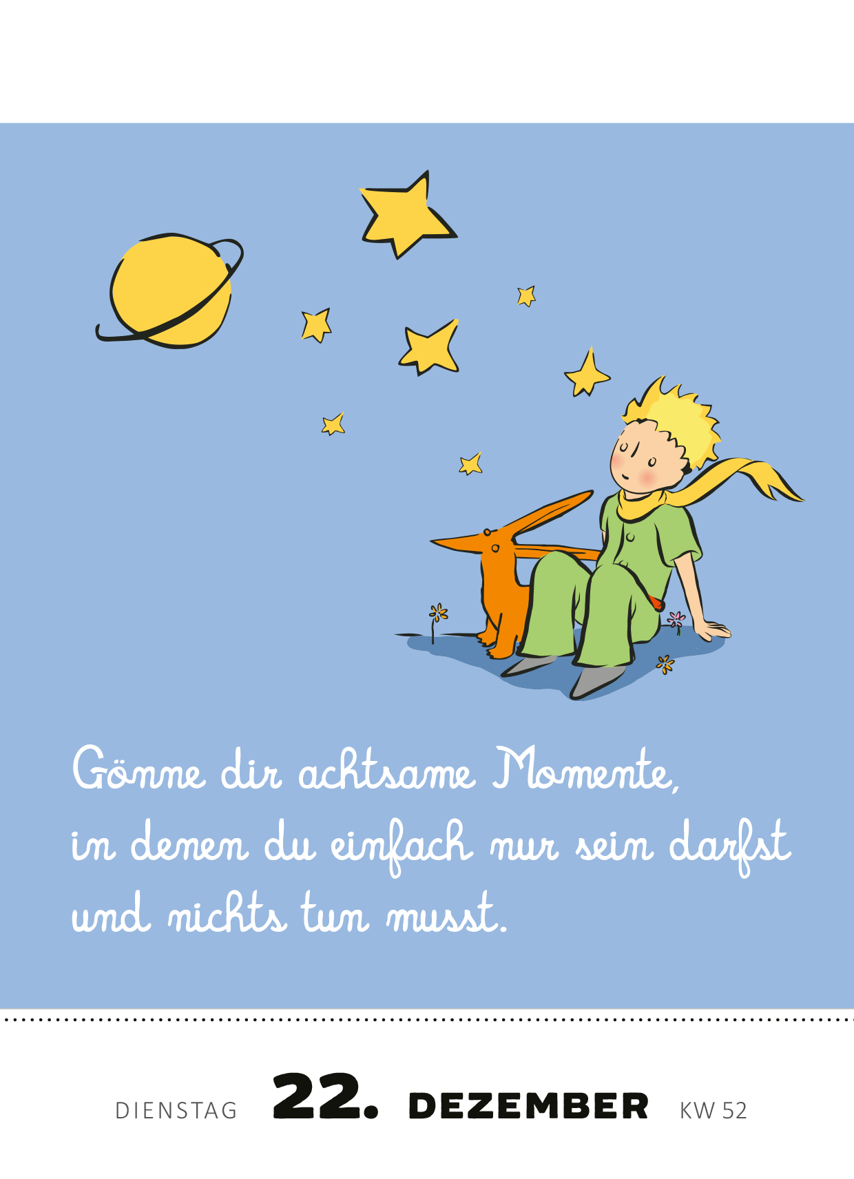 Gezeigt wird eine Innen- oder Zusatzansicht von „Abreißkalender Man sieht nur mit dem Herzen gut ... 2026“. Die Illustration zeigt einen Jungen mit blondem Haar, der entspannt auf dem Boden sitzt, begleitet von einem orangefarbenen Hund. Im Hintergrund sind Sterne und ein Planet auf einem hellblauen Hintergrund abgebildet. Der Text in geschwungener, weißer Schrift lautet: „Gönne dir achtsame Momente, in denen du einfach nur sein darfst und nichts tun musst.“ Das Datum ist in fetter...
