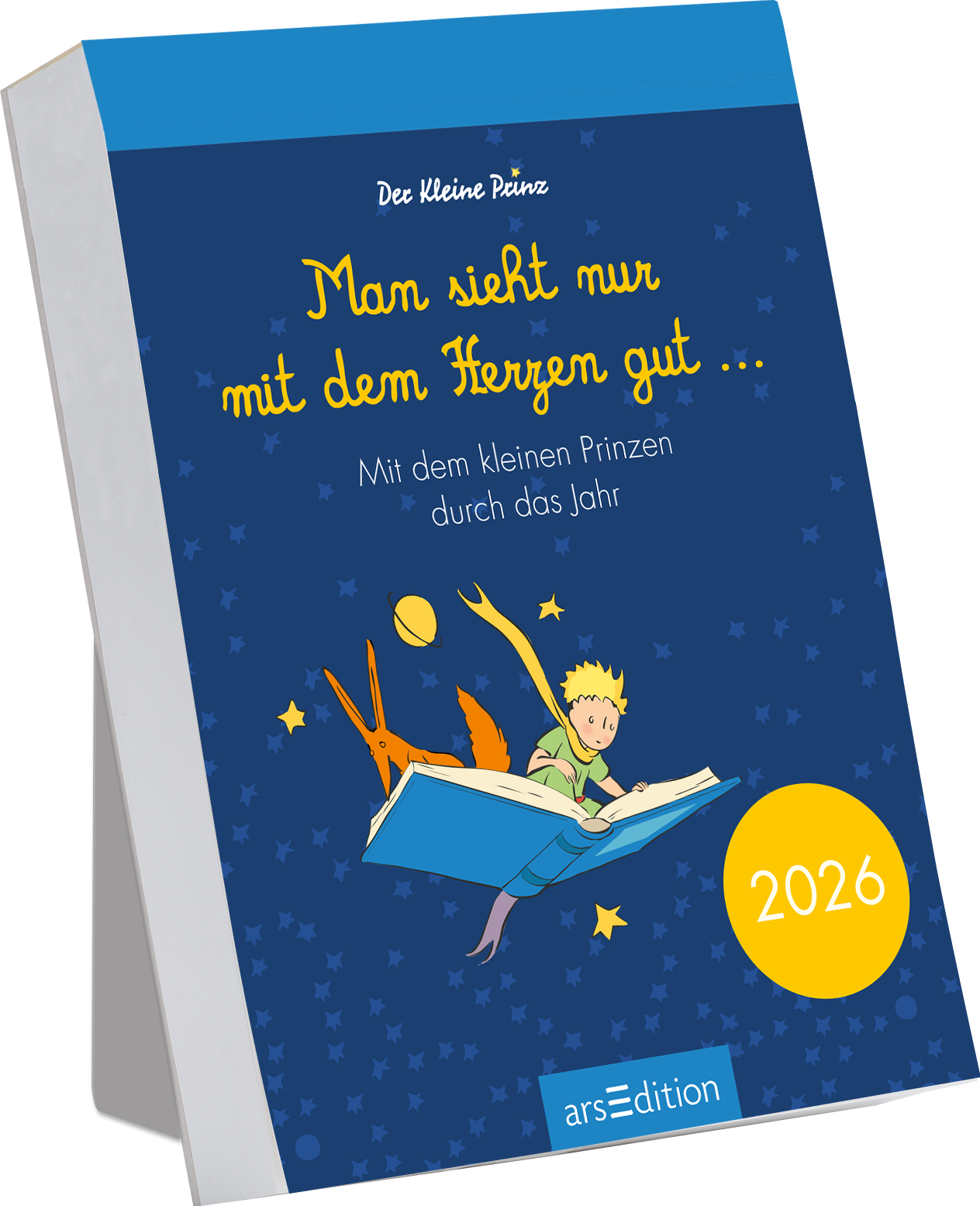 Das Buchcover zeigt einen tiefblauen Hintergrund mit gelben Sternen und einem kleinen Jungen, den kleinen Prinzen, der in einem offenen Buch sitzt und träumt. Über ihm schwebt ein orangefarbener Fuchs. Der Titel „Man sieht nur mit dem Herzen gut …“ steht in verspielter, gelber Schrift. Darunter findet sich der Untertitel „Mit dem kleinen Prinzen durch das Jahr“ in einer schlichteren Schriftart. Im unteren rechten Eck ist ein gelber Button mit der Jahreszahl „2026“ platziert....