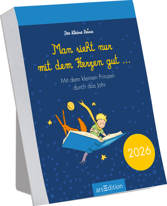 Das Buchcover zeigt einen tiefblauen Hintergrund mit gelben Sternen und einem kleinen Jungen, den kleinen Prinzen, der in einem offenen Buch sitzt und träumt. Über ihm schwebt ein orangefarbener Fuchs. Der Titel „Man sieht nur mit dem Herzen gut …“ steht in verspielter, gelber Schrift. Darunter findet sich der Untertitel „Mit dem kleinen Prinzen durch das Jahr“ in einer schlichteren Schriftart. Im unteren rechten Eck ist ein gelber Button mit der Jahreszahl „2026“ platziert....