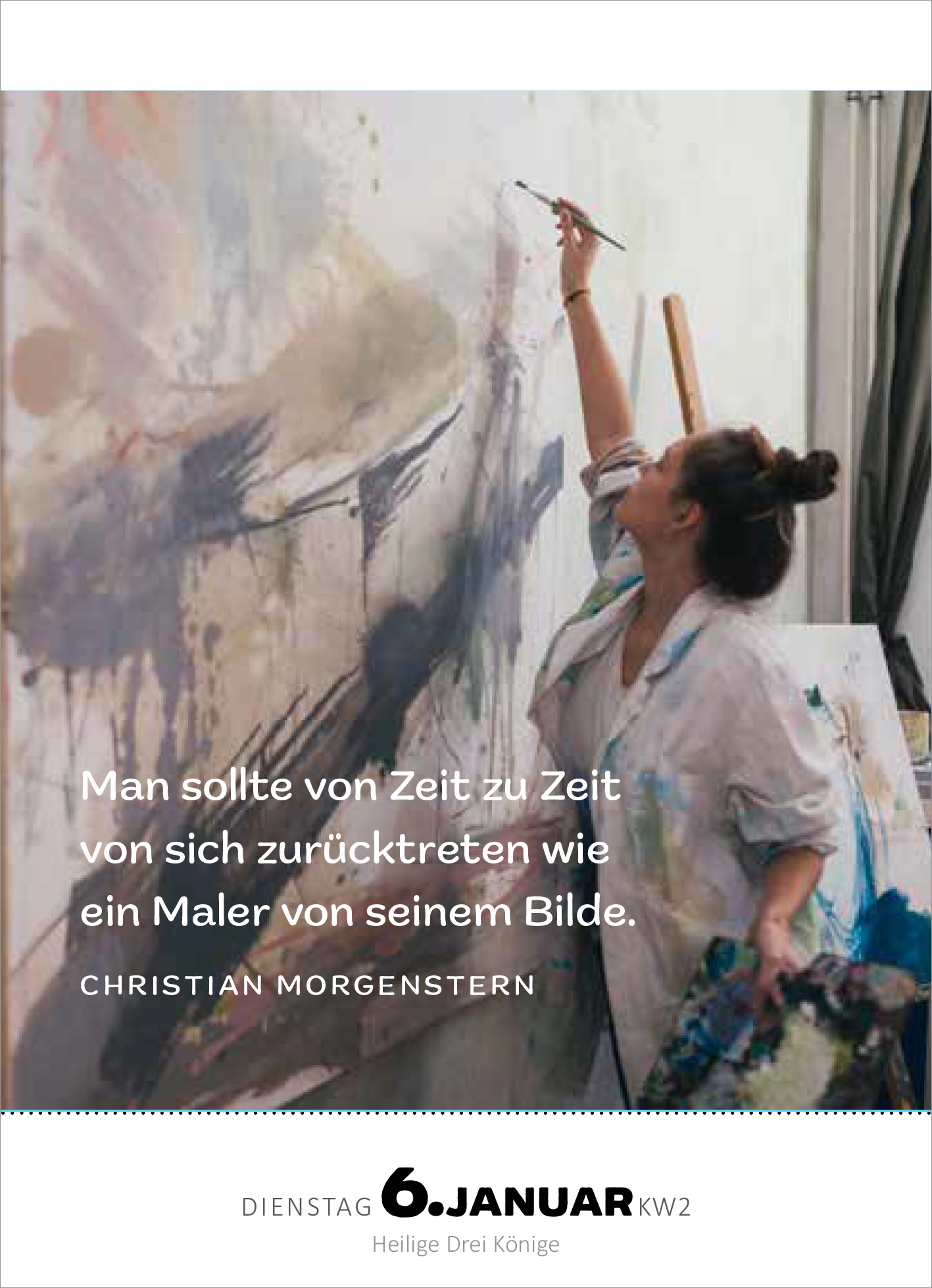 Gezeigt wird eine Innen- oder Zusatzansicht von „Abreißkalender Achtsamkeit für dich 2026“. Die Seite zeigt eine Künstlerin, die an einer großflächigen Malerei arbeitet. Der Hintergrund ist in sanften, harmonischen Farben gehalten. Der zentrale Spruch in großer, klarer Schrift lautet: „Man sollte von Zeit zu Zeit von sich zurücktreten wie ein Maler von seinem Bilde“ und ist in einem eleganten, kontrastierenden Schriftstil gesetzt. Darunter steht der Autorenname „CHRISTIAN...