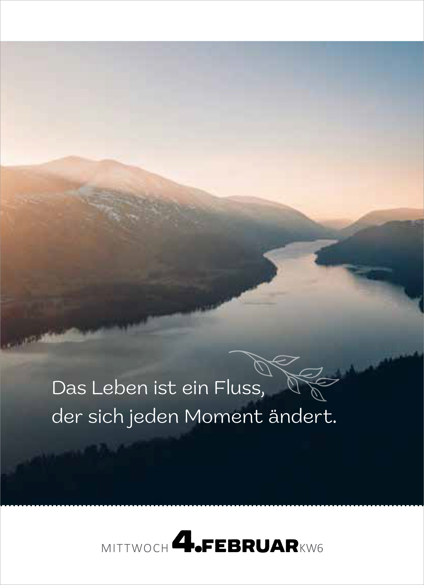 Gezeigt wird eine Innen- oder Zusatzansicht von „Abreißkalender Achtsamkeit für dich 2026“. Der Hintergrund zeigt eine beeindruckende Flusslandschaft mit sanften Hügeln, in warmen Erdtönen. In der unteren Bildhälfte steht der Text „Das Leben ist ein Fluss, der sich jeden Moment ändert.“ in einer eleganten, verschnörkelten Schriftart. Das Datum „4. FEBRUAR“ ist hervorgehoben, inklusiv der KW6, in einer klaren, modernen Typografie. Die gesamte Gestaltung vermittelt Ruhe und...