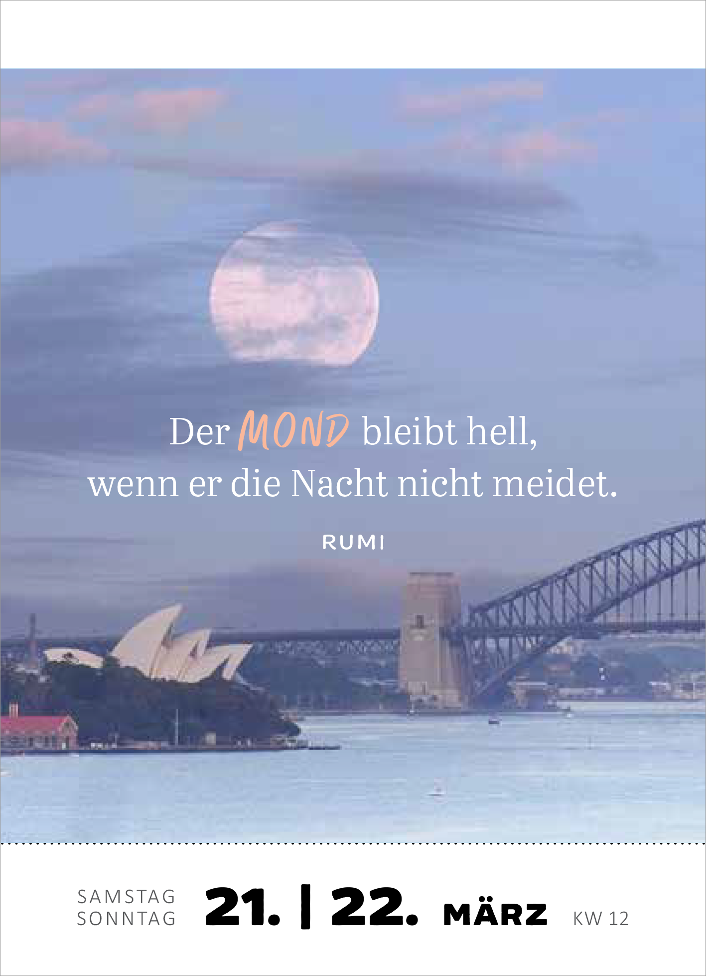 Gezeigt wird eine Innen- oder Zusatzansicht von „Abreißkalender Achtsamkeit für dich 2026“. Die Ansicht zeigt eine ruhige Landschaft mit einem großen, hellen Mond im Hintergrund. In sanften Farben gehalten, dominieren Blau- und Grautöne, die für eine entspannende Atmosphäre sorgen. Der Text „Der MOND bleibt hell, wenn er die Nacht nicht meidet“ steht zentriert in eleganter, weißer Typografie. Unten sind die Wochentage sowie das Datum in klarer, gut lesbarer Schrift abgebildet.