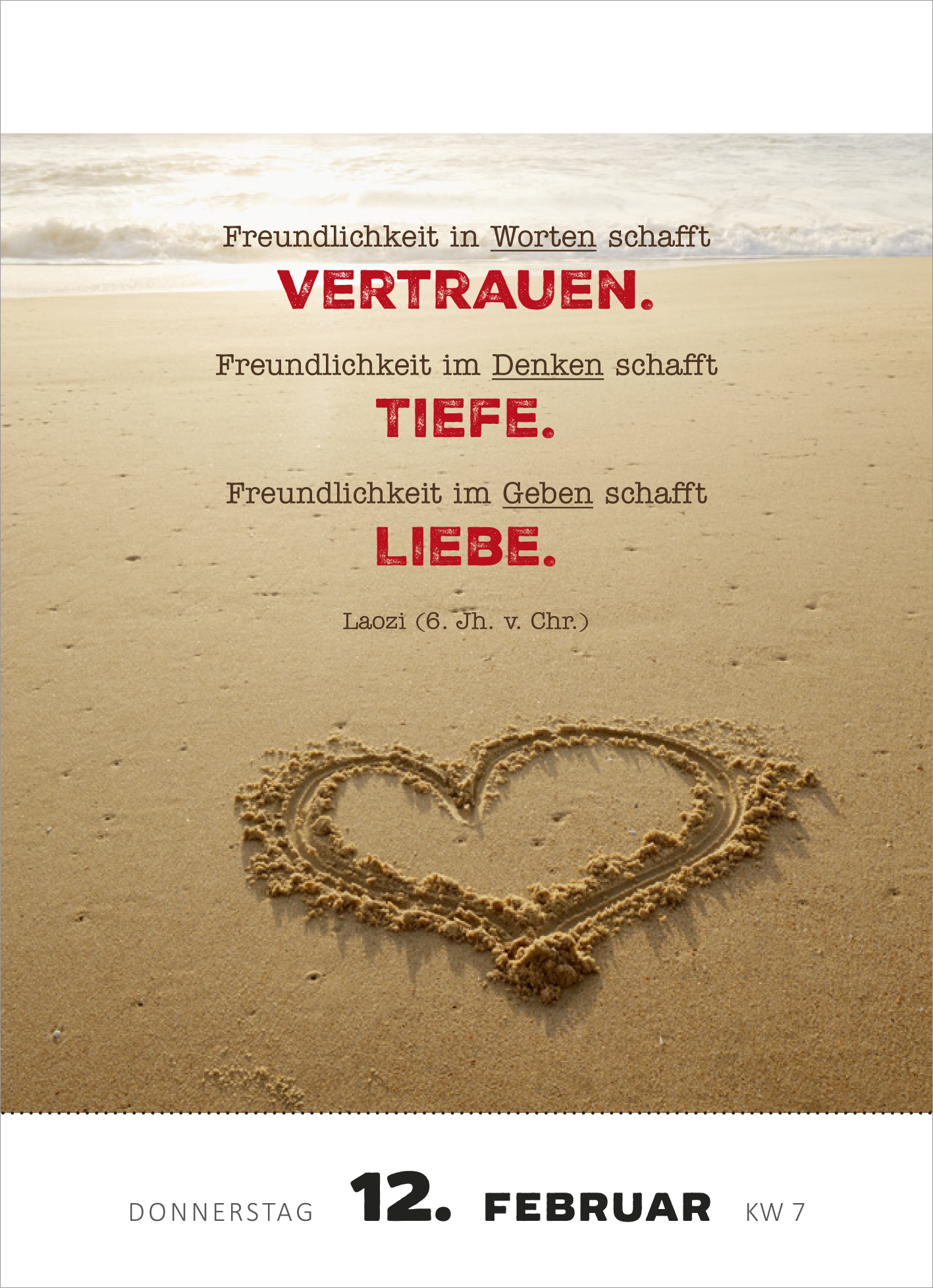 Gezeigt wird eine Innen- oder Zusatzansicht von „Abreißkalender Glücksmantras 2026“. Die Seite präsentiert einen sandigen Strandhintergrund mit sanften Wellen im oberen Teil. In der Mitte sind drei Aussagen in unterschiedlichen Schriftarten platziert: „VERTRAUEN.“ in größerer, roter Schrift, gefolgt von „TIEFE.“ und „LIEBE.“ in kleinerer, schwarzer Schrift. Ein herzförmiges Muster, im Sand gezeichnet, verstärkt die Botschaft. Das Datum „12. FEBRUAR“ und die...