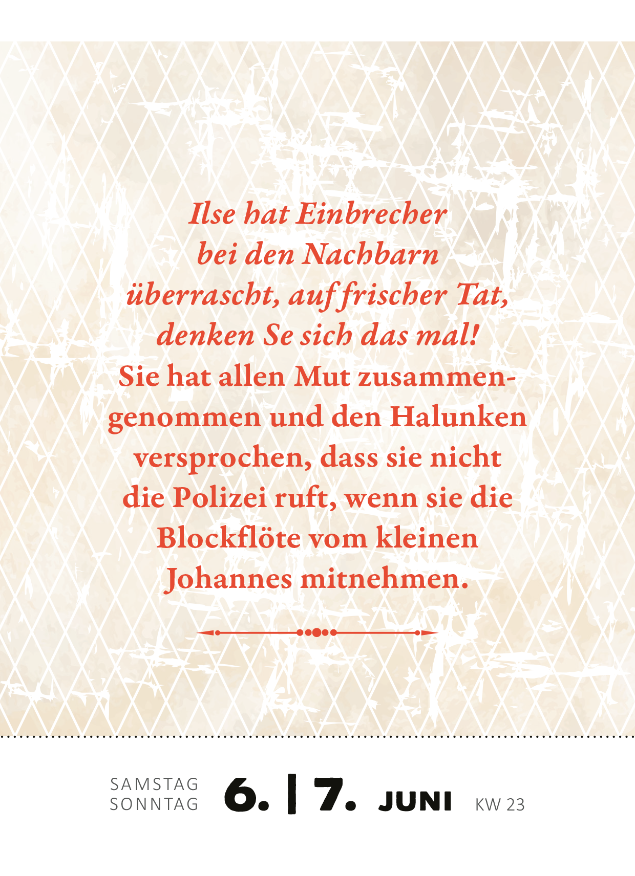 Gezeigt wird eine Innen- oder Zusatzansicht von „Abreißkalender Renate Bergmann – Der Kalender 2026“. Der Hintergrund ist in sanften Cremetönen gehalten, mit einem feinen, geometrischen Muster. Der Text zeigt in verspielter, roter Schrift den Satz „Ilse hat Einbrecher bei den Nachbarn überrascht, auf frischer Tat, denken Sie sich das mal!“ und darunter in kleinerer Schrift die Datumsangaben. Die Typografie variiert in Größe und Stil, wodurch die zentrale Botschaft hervorgehoben...