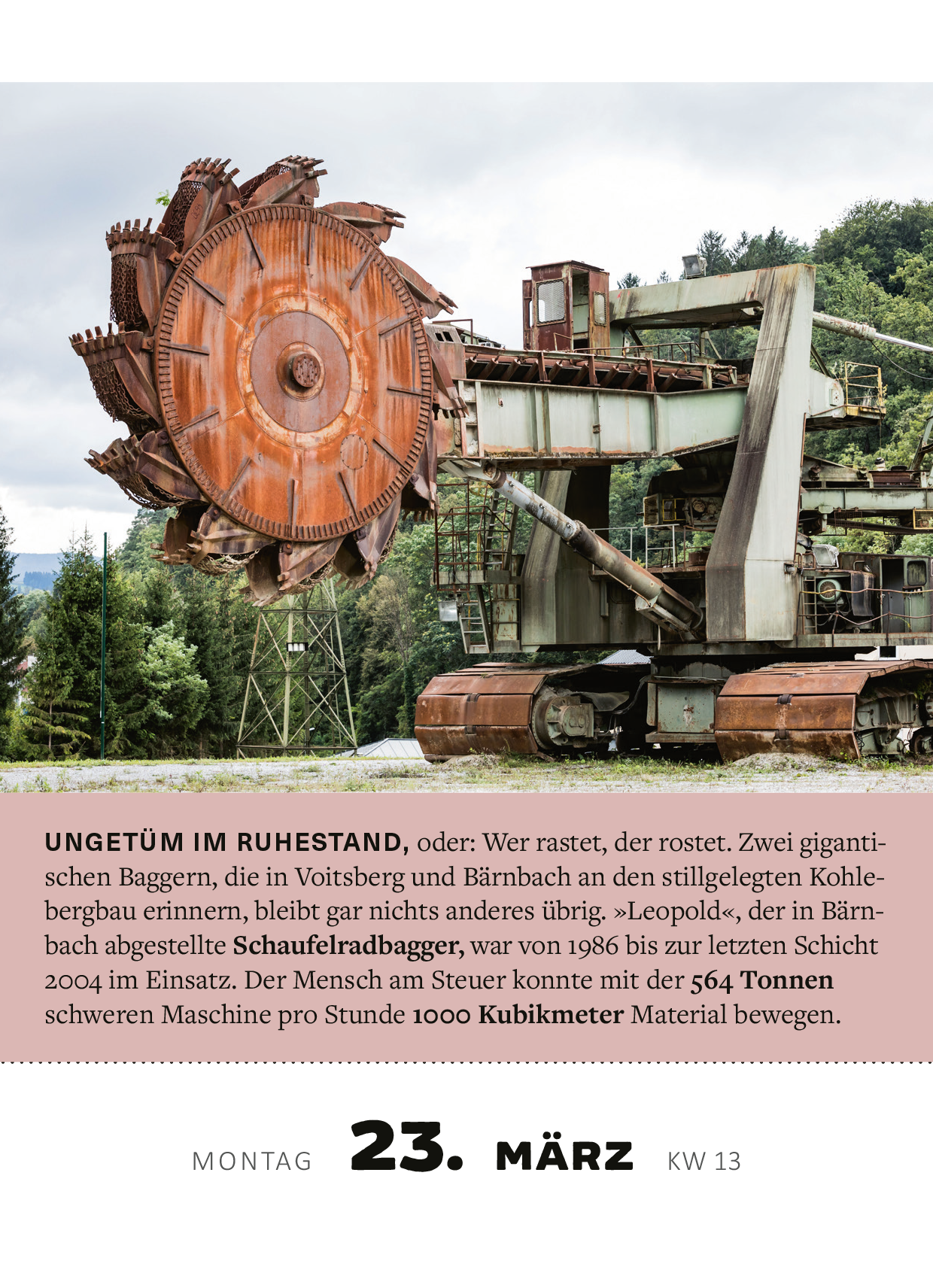 Gezeigt wird eine Innen- oder Zusatzansicht von „Abreißkalender Lost Places 2026“. Abgebildet ist ein beeindruckender, rostiger Schaufelradbagger inmitten einer bewaldeten Umgebung. Die dominant rotbraune Farbe des Baggers kontrastiert mit dem grünen Wald. Der Text am unteren Rand ist in klarer, moderner Typografie gehalten und hebt das Datum sowie die Kalenderwoche hervor. Die allgemeine Gestaltung vermittelt eine nostalgische Stimmung, die die vergängliche Schönheit verlassener Orte...
