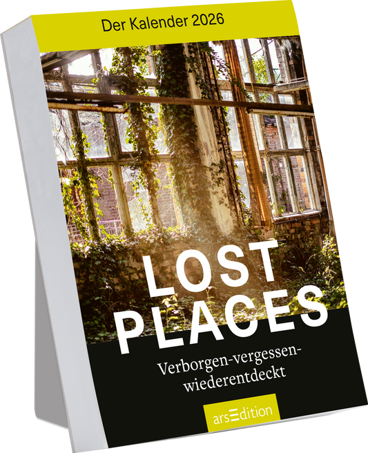 Das Buchcover zeigt ein eindrucksvolles Bild von vergessenen Orten mit großen, verfallenen Fenstern, durch die üppiges Grün strömt. Der Titel „LOST PLACES“ steht in großen, weißen Buchstaben in der Mitte und strahlt kontrastierend auf dem dunklen Hintergrund. Darunter in kleinerer Schrift steht „Verborgenen-vergessen-wiederentdeckt“. Ganz oben in gelber Farbe ist „Der Kalender 2026“ platziert. Ganz unten mittig steht der Logoschriftzug von arsEdition.