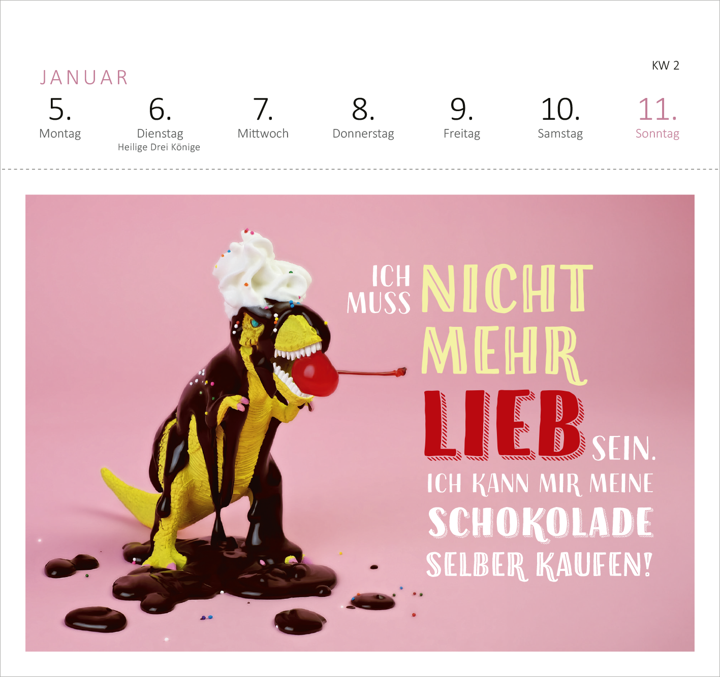 Gezeigt wird eine Innen- oder Zusatzansicht von „Postkartenkalender Fehlt nur noch das Zelt, dann wäre der Zirkus hier perfekt. 2026“. Die Illustration zeigt einen lebhaften, bunten T-Rex, der mit Sahne und einer Kirsche dekoriert ist. Der Hintergrund ist rosa und wird von Schokoladensauce und bunten Spritzern ergänzt. Der Text in großen, verspielten Buchstaben fordert dazu auf, nicht mehr „lieb“ zu sein, in unterschiedlichen Farben – gelb und rot – was dem Design eine...