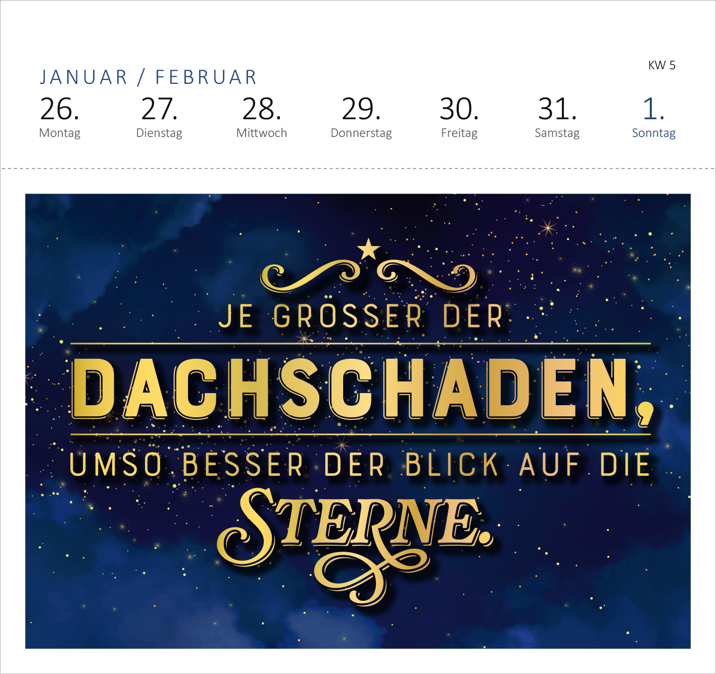 Gezeigt wird eine Innen- oder Zusatzansicht von „Postkartenkalender Fehlt nur noch das Zelt, dann wäre der Zirkus hier perfekt. 2026“. Die Ansicht zeigt einen klaren, dunkelblauen Hintergrund mit goldenen, stilisierten Schriftzügen. Der zentrale Spruch „Je größer der Dachschaden, umso besser der Blick auf die Sterne.“ hebt sich in eleganter Typografie ab. Oben sind die Tage des Monats in Schwarz auf hellem Grund angeordnet, was eine übersichtliche Gliederung schafft.