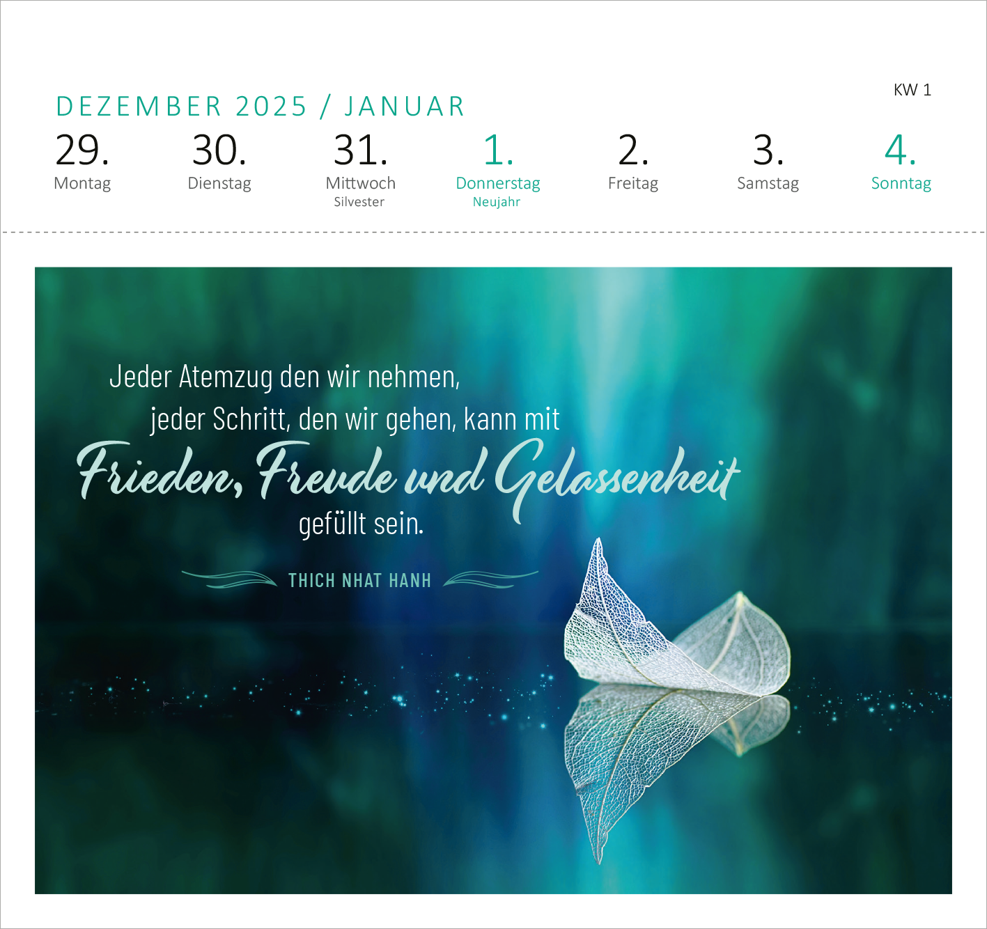 Gezeigt wird eine Innen- oder Zusatzansicht von „Postkartenkalender 365 Tage Gelassenheit 2026“. Die Ansicht zeigt den Monat Dezember 2025 und Januar 2026 mit einer harmonischen Farbpalette in sanften Grüntönen. Im unteren Bereich befindet sich ein inspirierendes Zitat von Thich Nhat Hanh in eleganter, geschwungener Schrift, das Frieden, Freude und Gelassenheit thematisiert. Die Wochentage sind in klarer, moderner Typografie abgebildet und heben den ersten Januar als Neujahr hervor. Ein...